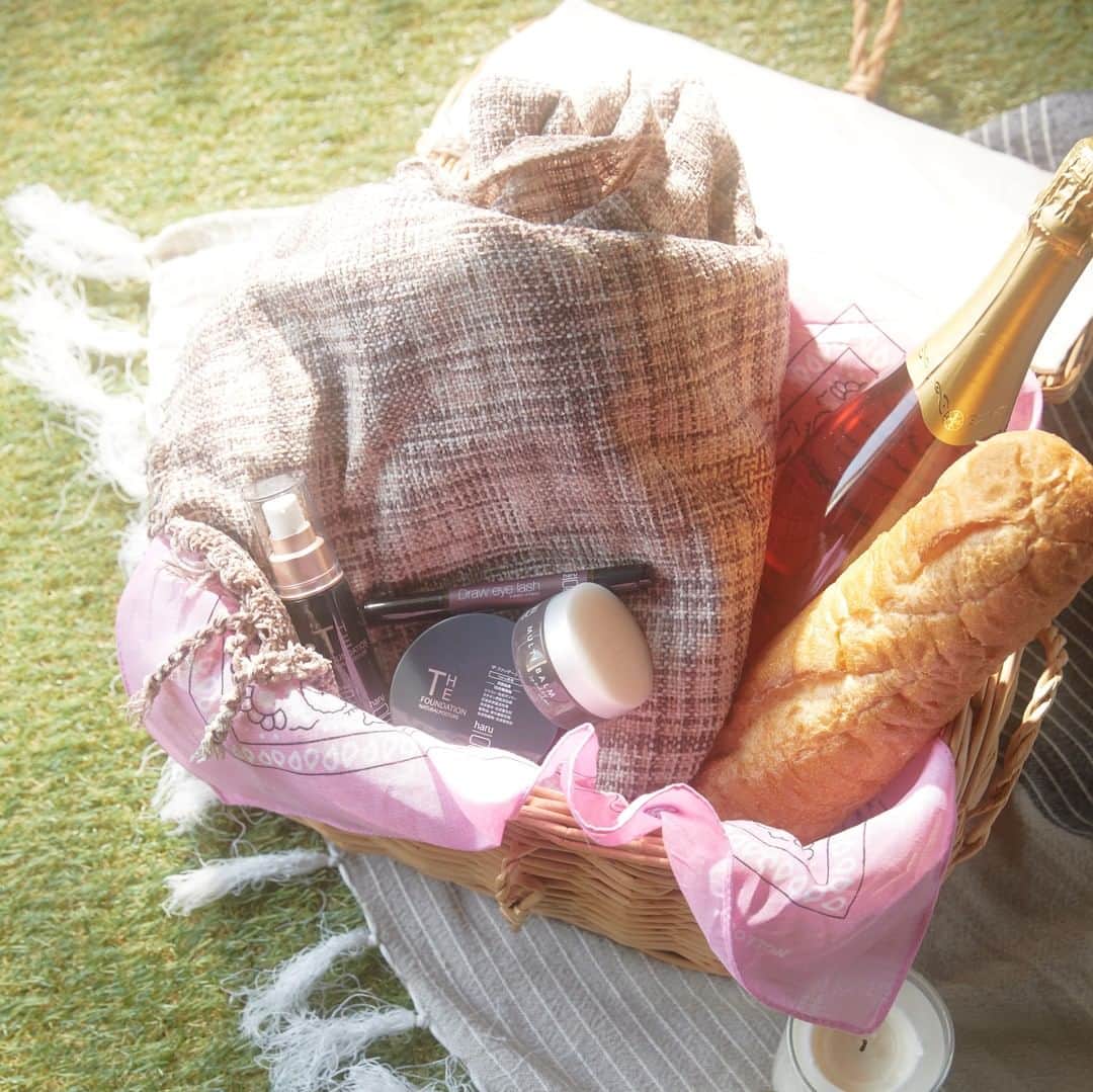 haru(ハル)さんのインスタグラム写真 - (haru(ハル)Instagram)「GWもあと3日。 . haruの仲間たちもピクニックを楽しんだようです。 . 詳しくはプロフィールのリンク（haruオンラインショップ）からご覧いただけます。 →@haru_tennen100 _ #ピクニック #おしゃピク #お出かけ #パンのある暮らし  _ #暮らしを楽しむ #ライフスタイル #日々の暮らし #丁寧な暮らし #シンプルライフ #日々のこと #シンプルな暮らし #ヘアケア #無添加 #美髪 #自然素材 #ていねいな暮らし #日々の記録 #美容法 #オールインワン #小さな幸せ #すっきり暮らす #ナチュラルライフ #暮らしを整える #ナチュラルコスメ #暮らしの記録 _ #haruシャンプー #haruのある生活 #ココロハレル #kurokamiスカルプ」5月3日 18時01分 - haru_tennen100