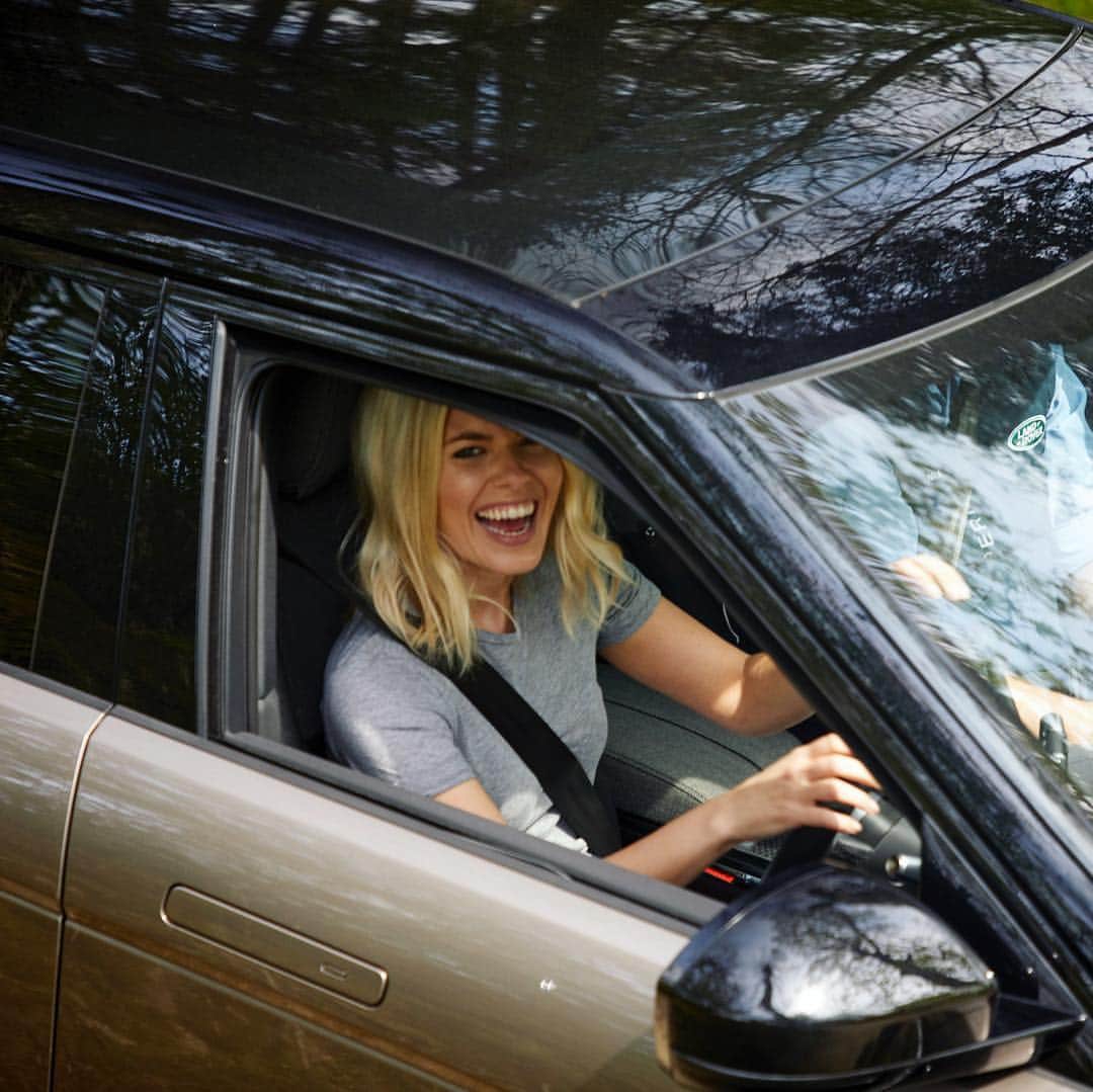Mollie Kingさんのインスタグラム写真 - (Mollie KingInstagram)「Just a casual journey to the shops this morning... 🤣 #HelloEvoque @landroverexperienceeastnor #ad」5月3日 17時53分 - mollieking
