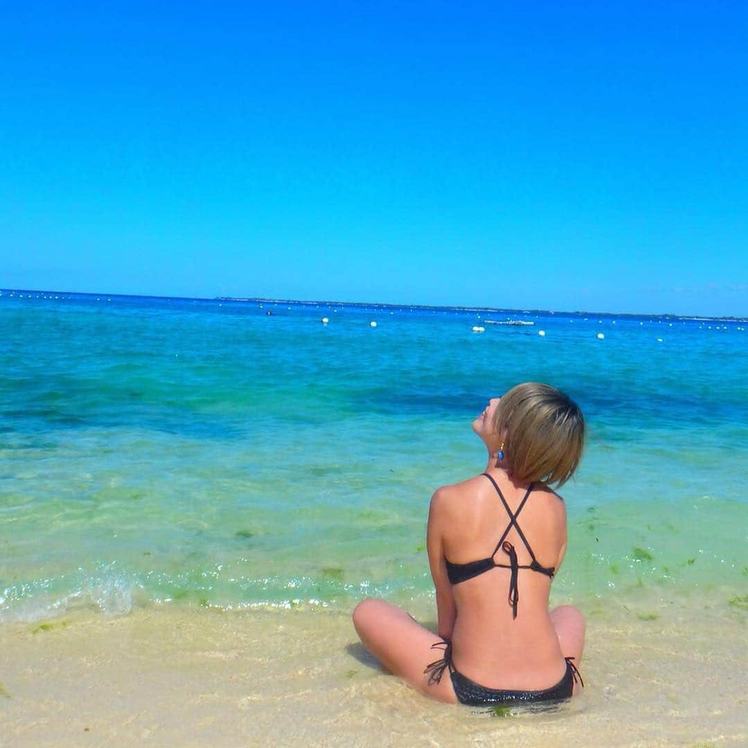 のインスタグラム：「I love beach🏝🐬 . 昼は太陽と大好きな友達と海ではしゃぎまくって夜は修学旅行みたく部屋でワイワイ騒いで変な踊りして笑顔いっぱいの最高の5日間やった✌️✌️ . みんな人と人😌 身の回りの人を大切に出来る毎日がよいね✌️ . 元気のエネルギーチャージからの 元気をあげる💓 人を大切にした非現実を表現できるパーティーを大事な人達といつもしたいと思ってるよ👍 #友達 #大人の修学旅行 #ガールズトーク #笑顔いっぱい #beach #パーティーしよう #空と海 #海外 #ショートヘアー #女子旅 #GW #ゴールデンウィーク #令和 #令和ポーズ  #アプリは盛れてなんぼ #平成ジャンプ #ビーチガール  #ブラジリアンビキニ #djyurina」