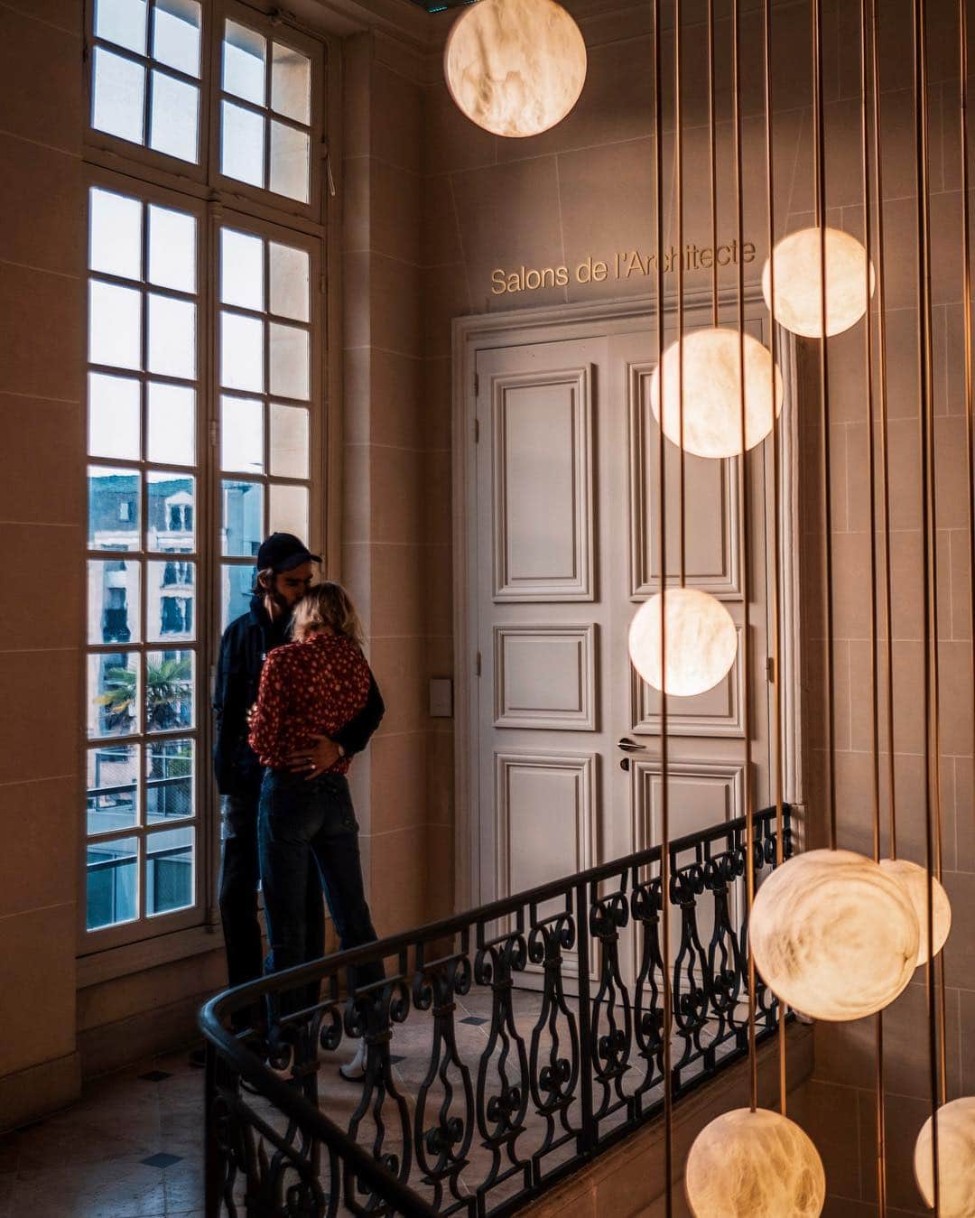 NICOLAS SIMOESのインスタグラム：「A night together at @atelier1664 ✨ ** L’atelier 1664 est un lieu éphémère unique ouvert jusqu’au 31 mai... Une maison de campagne en plein Paris pour passer un bon moment entre amis, original non? #atelier1664 #TellementFrançais」