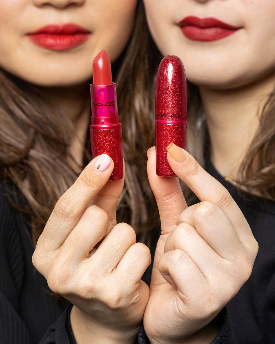 M∙A∙C Cosmetics Japanのインスタグラム：「⠀ 25周年を迎えるビバ グラム。 最初の発売色は、 ブラウンレッドの「VIVA GLAM I」✨✨ #VIVAGLAM #ビバグラム ⠀ *公式オンラインショップ発売 5/7 ⠀ ⠀ ⠀ ↓↓使用メイン製品↓↓ [リップスティック] ビバ グラム ⠀ MAKEUP AND MODEL: M·A·C SENIOR EVENT ARTIST MASAMI YAMADA @macprotokyo M·A·C ARTIST SHIORI IKEWAKI @mac_lumineest PHOTO: @takaki_iwata ⠀ ⠀ ⠀ ⠀ ⠀ ⠀ #MACCosmeticsJapan #MACコスメ #MACCosmetics #MyArtistCommunityJP  #MACArtistChallenge #MAC #コスメ #メイク #MACリップ #VIVAGLAM #ビバグラム #マットリップ #LIP #赤リップ #REDLIP #LIPSTICK #MACLIP #限定」