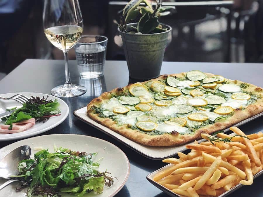 佐倉真衣さんのインスタグラム写真 - (佐倉真衣Instagram)「GWランチ🍕🍟🥗 . ノロちゃんお誕生日おめでとう！ 皆でのカウントダウン行けなかったから改めて♡ . 息子も犬もいつも可愛がってくれる。いい人。笑 .  #lunch #happybirthday #holiday #pinkコーデ #別に合わせてない #赤ちゃんのいる生活 #ランチ」5月3日 18時03分 - maitanaka20