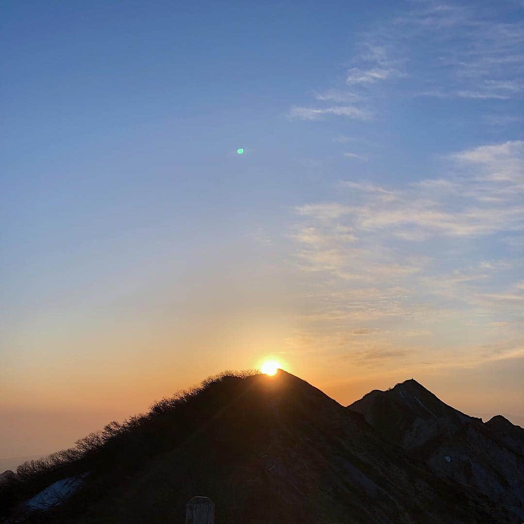 山田弥希寿さんのインスタグラム写真 - (山田弥希寿Instagram)「・ 令和に元号が変わってから、 １日、２日と悪天候で登山を断念。 そして迎えた今朝、 やっとご来光を拝めました。 私にとって今日が令和のはじまり。 ・ #大山 #伯耆富士 #伯耆大山 #アウトドア #自然 #絶景#鳥取 #登山 #山 #山好き #山好きな人と繋がりたい #登山好きな人と繋がりたい #写真 #ご来光 #ダイヤモンド大山 #daisen #mountains #japan #japan_of_insta #jp_gallery #japan_daytime_view #photo_jpn #justgoshoot #japan_of_insta #ig_japan #team_jp_ #Lovers_Nippon #jp_views」5月3日 18時06分 - mikitoshi_617