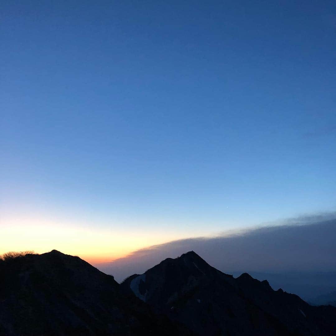 山田弥希寿さんのインスタグラム写真 - (山田弥希寿Instagram)「・ 令和に元号が変わってから、 １日、２日と悪天候で登山を断念。 そして迎えた今朝、 やっとご来光を拝めました。 私にとって今日が令和のはじまり。 ・ #大山 #伯耆富士 #伯耆大山 #アウトドア #自然 #絶景#鳥取 #登山 #山 #山好き #山好きな人と繋がりたい #登山好きな人と繋がりたい #写真 #ご来光 #ダイヤモンド大山 #daisen #mountains #japan #japan_of_insta #jp_gallery #japan_daytime_view #photo_jpn #justgoshoot #japan_of_insta #ig_japan #team_jp_ #Lovers_Nippon #jp_views」5月3日 18時06分 - mikitoshi_617