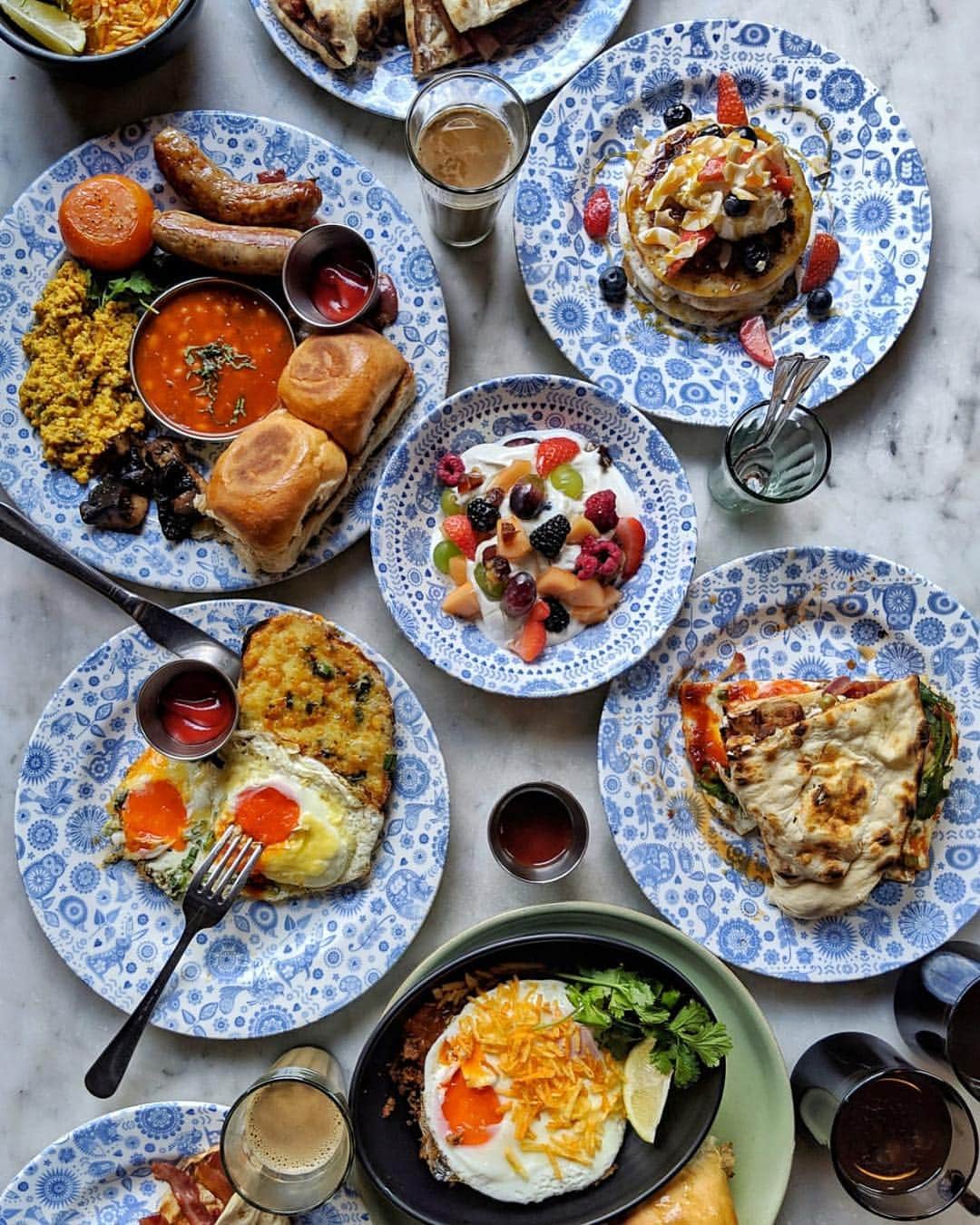 @LONDON | TAG #THISISLONDONさんのインスタグラム写真 - (@LONDON | TAG #THISISLONDONInstagram)「@clerkenwellboyec1 says... BREAKFAST OF DREAMS @dishoom 🌞🔥🥓🍳🌿 After an intensive bacon judging session last month with Dishoom's owner and head chef, I'm loving the NEW breakfast menu including *THAT* DOUBLE BACON NAAN (yes, double the amount of award winning bacon 🥓🥓) and the EPIC "Wrestler's Naan" with bacon, sausage and oozy egg. Vegetarians can enjoy the classic Chilli Cheese Toast + the wonderfully spiced (soy-based) Keema Per Eedu served with freshly baked soft pillowy rolls and crispy potatoes... Save room for the Coconut Pancakes and BOTTOMLESS CHAI 😋 || TAG a friend who needs this! ❤️ || #thisislondon #london #dishoom #londonfood」5月3日 18時07分 - london