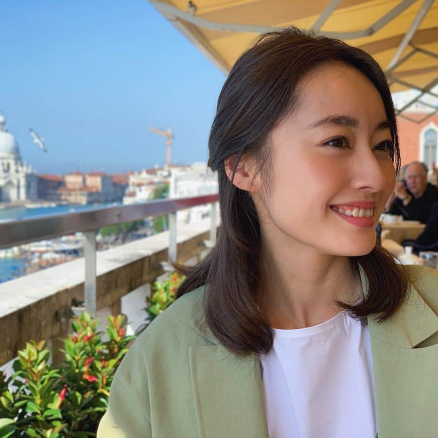小祝麻里亜のインスタグラム：「day.5  Venezia,Italy ． ．  ホテルからの景色も絶景だったベネツィア。サンマルコ広場にあるカフェ・フローリアンは、世界最古 のカフェで「カフェラテの発祥地」としても有名。夜は音楽を聴きながらカフェラテをいただきました😊☕️ ． ． ヴェネツィアは水の都なだけあって、魚介類が美味しかったです！ ． ＿＿＿＿＿＿＿＿＿＿＿ #italytravel#italytrip#trip#travel#venezia #venice #sanmarco #イタリア#ヴェネツィア#ヴェニス #サンマルコ広場 #カフェフローリアン #カフェラテ #グルメ #ホテルダニエリ #ダニエリ #旅スタグラム #イタリア旅行#家族旅行#가족여행#여행기록#여행스냅#여행스타그램#여행」