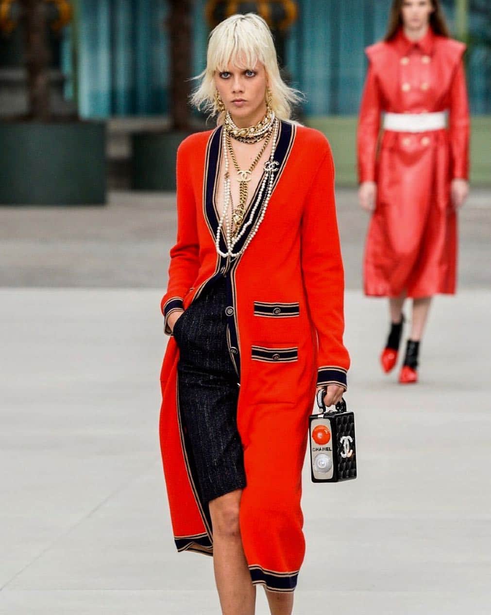 マリヤン・ジョンクマンのインスタグラム：「🚨🚨🚨🚨🚨 SPOTLIGHTS ON. CHANEL CRUISING 🚂🚂🚂🚂 MERCI BEAUCOUP TO THE BEST TEAM @chanelofficial @virginieviard @amandaharlech @aurelieduclos @sammcknight1 @luciapicaofficial @augustindolmaillot @chanel.beauty @women_paris @osana13」