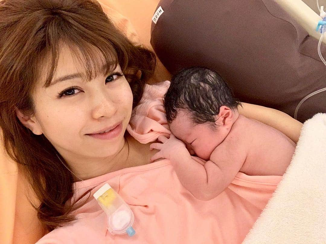 こままりえさんのインスタグラム写真 - (こままりえInstagram)「✴︎ Hello my baby👶 . 5/3 02:51 体重3720g 身長53cm 元気な男の子を出産しました✨ 写真はバースカンガルーケア中の幸せ時間👼💓 私が小柄なのに対して ビッグベビーでビックリでした😳 4/27の予定日過ぎても なかなか出てこなかったので 計画出産に切り替えて大正解でした👶 . 第二子は第一子の時に比べて かなりお産の進みが早くって 陣痛きてから助産師さんも慌てるほどの スピード出産となりました 第一子は難産気味だったので それと比べると今回安産で スムーズに産めてよかったです✨ . 出産時間が短かったせいか 私の回復も早くってもうシャワー浴びたり 娘ちゃんと遊んだりしてます👧💓 そんな感じなのでGWお時間ある人は 是非遊びに来てください〜 . 出産については改めて振り返ろっと💡 ご報告でした👶✨ . #出産 #出産報告 #バースカンガルーケア #カンガルーケア #令和元年 #令和ベビー #令和ベイビー #ビッグベビー #第二子 #第二子出産 #予定日超過 #計画出産 #無痛分娩 #スピード出産 #立ち会い出産 #妊娠11ヶ月 #40w6d #生後0ヶ月 #2019_spring_baby部 #男の子ベビー #男の子ママ #新生児 #ニューボーン #親バカ部 #赤ちゃんのいる生活 #弟くんの成長記録」5月3日 18時14分 - komamarie