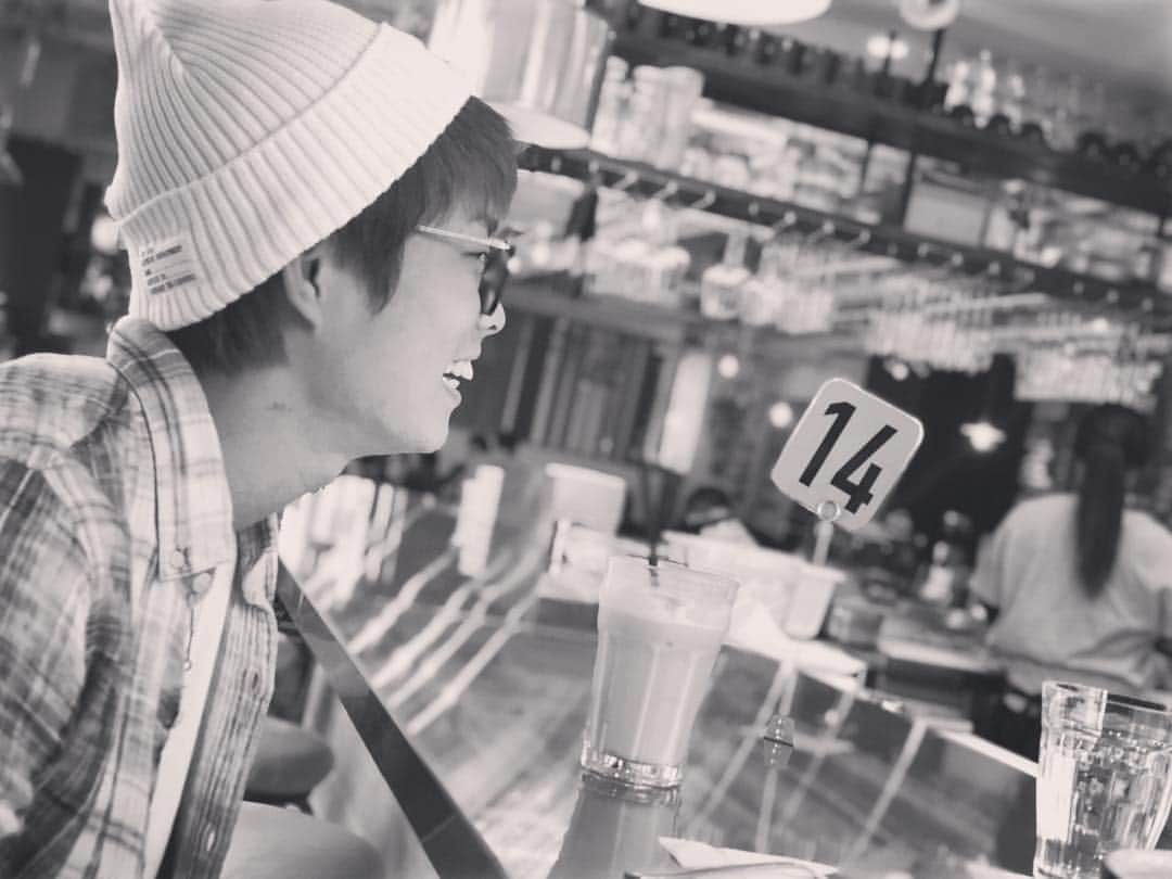 山岡泰輔さんのインスタグラム写真 - (山岡泰輔Instagram)「. . どこかのカフェと僕。笑笑 . . #カフェ男子 #待ち番号 #14番 #僕の番号は #13番 #飲んでるのはカフェオレ #別にブラックが飲めないってわけじゃないんだよ #白黒で牛乳みたいだね #なんでこんなに #笑顔なんだろう #その視線の先には何が #たまにはこんなハッシュタグも #ありかな #今日も応援ありがとうございました」5月3日 18時26分 - yamaokataisuke__official