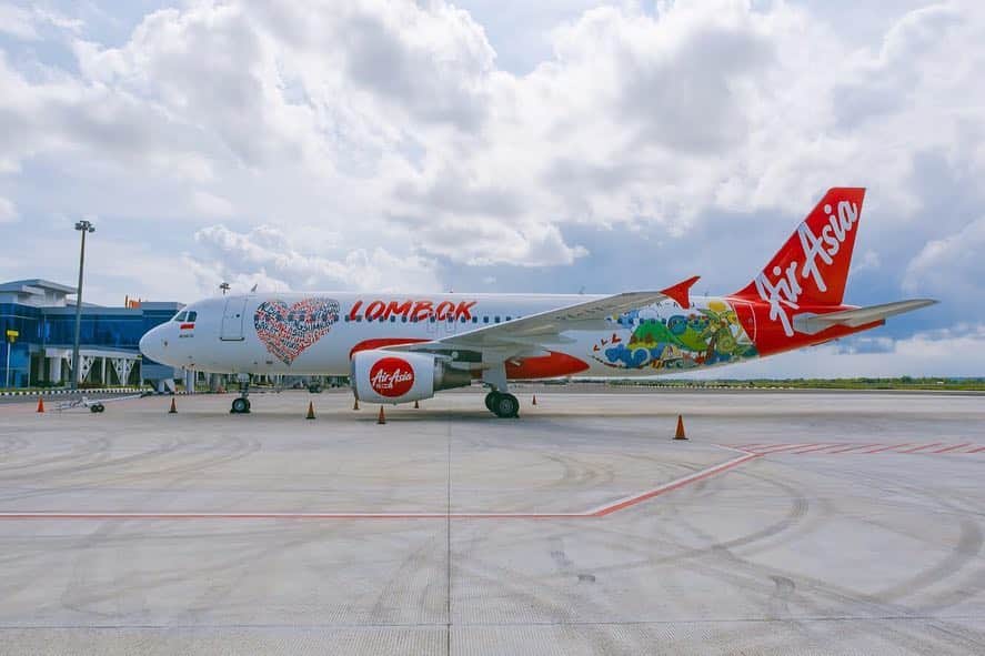 エアアジアさんのインスタグラム写真 - (エアアジアInstagram)「Say hello to our newest livery and hub in #Lombok, Indonesia! We’re happy & proud to make Asean more connected! #AirAsiaLovesLombok」5月3日 18時21分 - airasiasuperapp