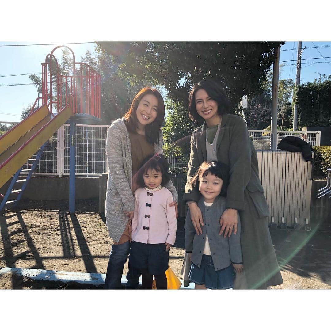 柴咲コウのインスタグラム：「WOWOW「坂の途中の家」 あーちゃん、もえちゃんママ、もえちゃんと♡ 明日、第2話放送です。  #坂の途中の家 #wowow #drama #角田光代 #柴咲コウ #酒井美紀 #裁判員制度 #ドラマW #ヒューマンサスペンス #土曜夜10時 @drama_wowow」