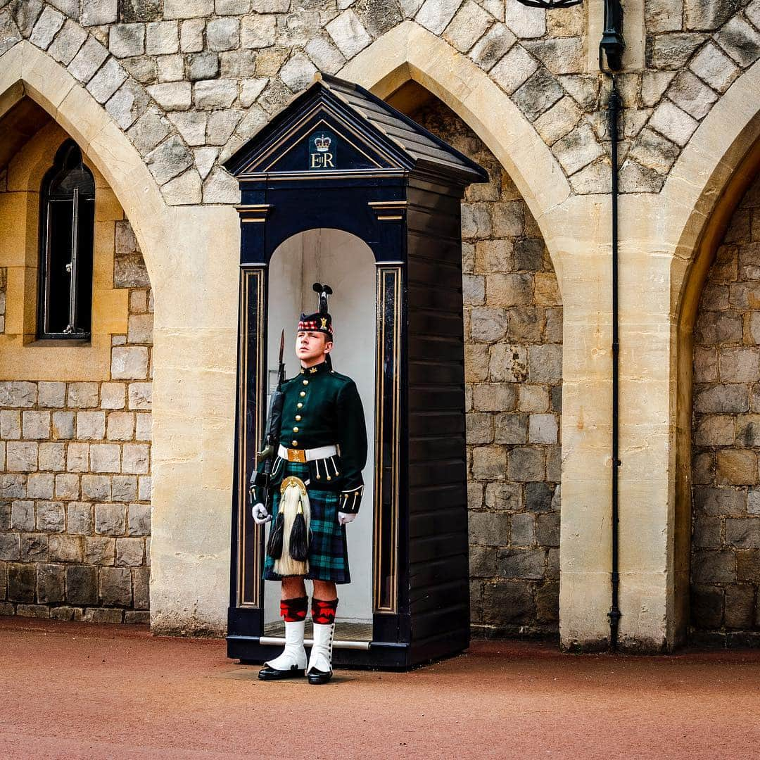 ロイヤル・ファミリーさんのインスタグラム写真 - (ロイヤル・ファミリーInstagram)「Corporal Cruachan IV, Shetland pony and @theroyalregimentofscotland’s (SCOTS) mascot, led the Balaklava Company into Windsor Castle yesterday, where soldiers performed Guard Change there for the first time.  Her Majesty The Queen is Colonel-in-Chief of SCOTS and Royal Colonel of the Balaklava Company who have also Mounted the Guard at Buckingham Palace, St James’s Palace and The Tower of London in recent weeks.  Follow the link in our bio to meet Cruachan IV! 🐴  Video: Royal Communications  Images: @armyinscotland」5月3日 18時29分 - theroyalfamily