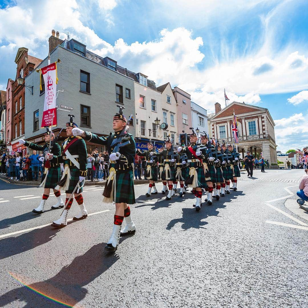 ロイヤル・ファミリーさんのインスタグラム写真 - (ロイヤル・ファミリーInstagram)「Corporal Cruachan IV, Shetland pony and @theroyalregimentofscotland’s (SCOTS) mascot, led the Balaklava Company into Windsor Castle yesterday, where soldiers performed Guard Change there for the first time.  Her Majesty The Queen is Colonel-in-Chief of SCOTS and Royal Colonel of the Balaklava Company who have also Mounted the Guard at Buckingham Palace, St James’s Palace and The Tower of London in recent weeks.  Follow the link in our bio to meet Cruachan IV! 🐴  Video: Royal Communications  Images: @armyinscotland」5月3日 18時29分 - theroyalfamily