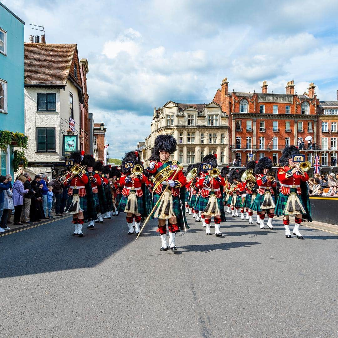 ロイヤル・ファミリーさんのインスタグラム写真 - (ロイヤル・ファミリーInstagram)「Corporal Cruachan IV, Shetland pony and @theroyalregimentofscotland’s (SCOTS) mascot, led the Balaklava Company into Windsor Castle yesterday, where soldiers performed Guard Change there for the first time.  Her Majesty The Queen is Colonel-in-Chief of SCOTS and Royal Colonel of the Balaklava Company who have also Mounted the Guard at Buckingham Palace, St James’s Palace and The Tower of London in recent weeks.  Follow the link in our bio to meet Cruachan IV! 🐴  Video: Royal Communications  Images: @armyinscotland」5月3日 18時29分 - theroyalfamily