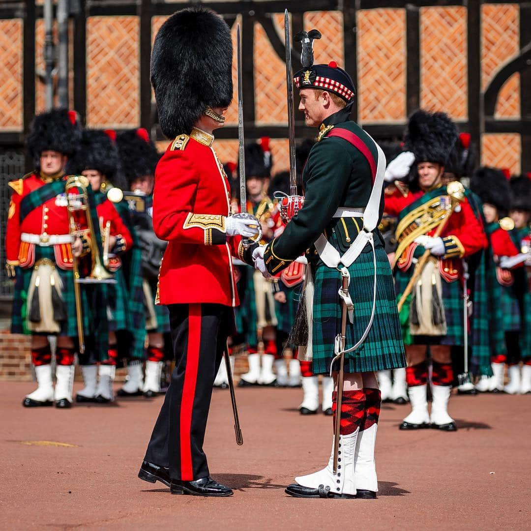 ロイヤル・ファミリーさんのインスタグラム写真 - (ロイヤル・ファミリーInstagram)「Corporal Cruachan IV, Shetland pony and @theroyalregimentofscotland’s (SCOTS) mascot, led the Balaklava Company into Windsor Castle yesterday, where soldiers performed Guard Change there for the first time.  Her Majesty The Queen is Colonel-in-Chief of SCOTS and Royal Colonel of the Balaklava Company who have also Mounted the Guard at Buckingham Palace, St James’s Palace and The Tower of London in recent weeks.  Follow the link in our bio to meet Cruachan IV! 🐴  Video: Royal Communications  Images: @armyinscotland」5月3日 18時29分 - theroyalfamily