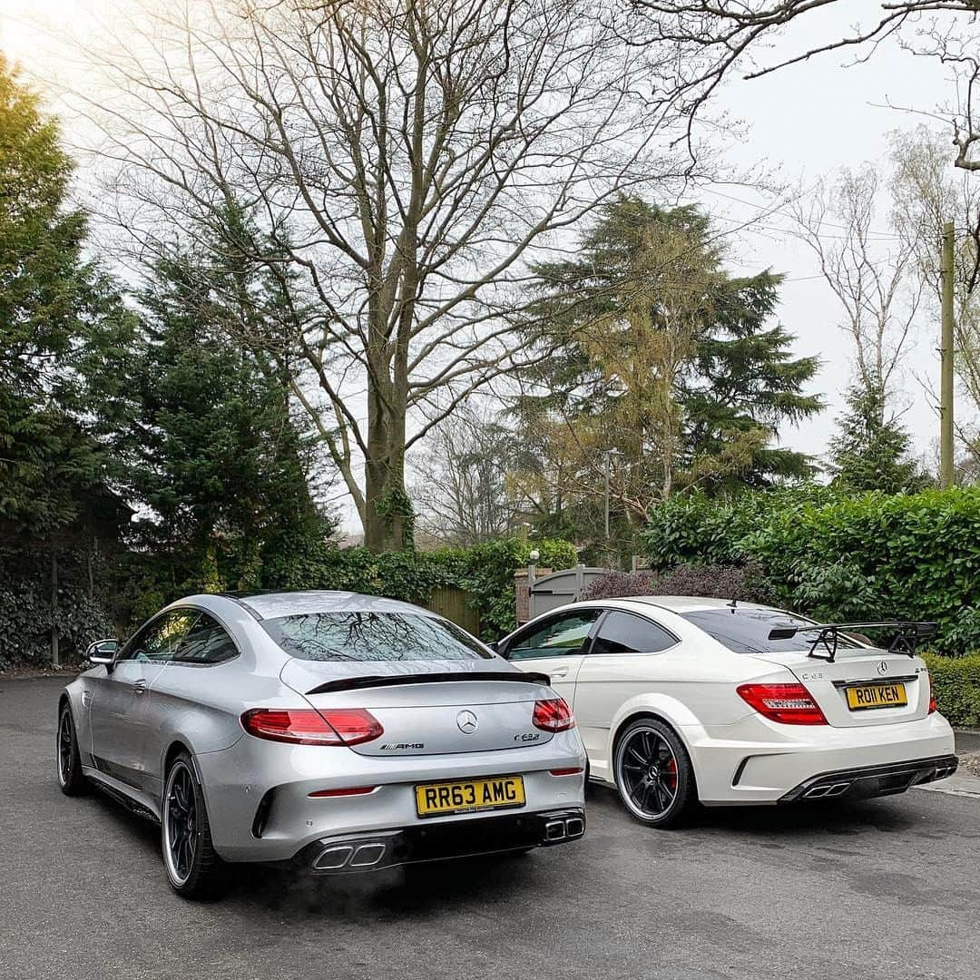 メルセデス・ベンツさんのインスタグラム写真 - (メルセデス・ベンツInstagram)「Garage goals. 💘 Photo by @rokenr. _________ [Mercedes-AMG C 63 S Coupé | Kraftstoffverbrauch kombiniert: 10,1 l/100 km | CO₂-Emissionen kombiniert: 230 g/km | http://mb4.me/RechtlicherHinweis/] . #MercedesBenz #MercedesAMG #⭐ #DrivingPerformance #CClass #AMGC63S #C63AMG #BlackSeries #mbfanphoto #automotivedesign #leftorright #garagegoals #mbcar」5月3日 18時30分 - mercedesbenz