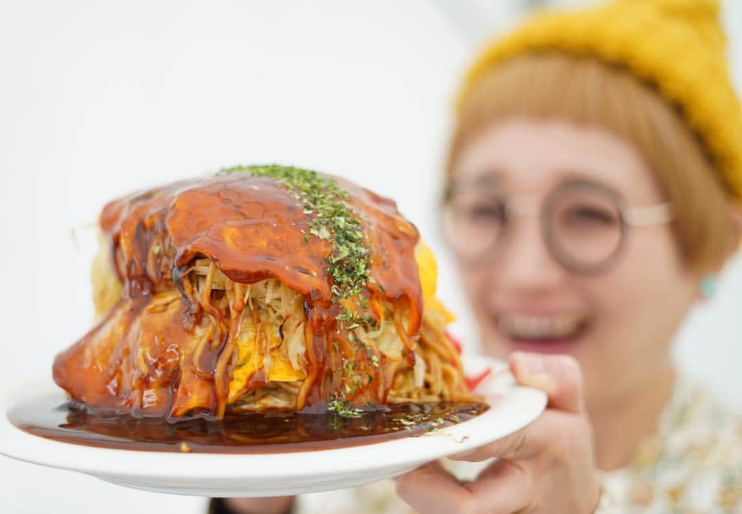 ロシアン佐藤のインスタグラム：「広島県から 広島焼き三段重ね こちらもコスパがものすごい、広島焼き！ ボリュームたっぷりカマクラみたいになっていますが広島焼きです＼(^o^)／！ ３枚重なった圧巻のボリューム感！ ３人でシェアすればとってもお得です〜〜〜！ たっぷりのソースとしっとりキャベツ、　むちむちな中華麺がとってもGOOD！  大食いラリーポイントは２ポイント！  #よみうりランド  #ロシアン佐藤 #食フェス #おなかがすいたらモンスター  #全国ご当地肉グルメ祭」