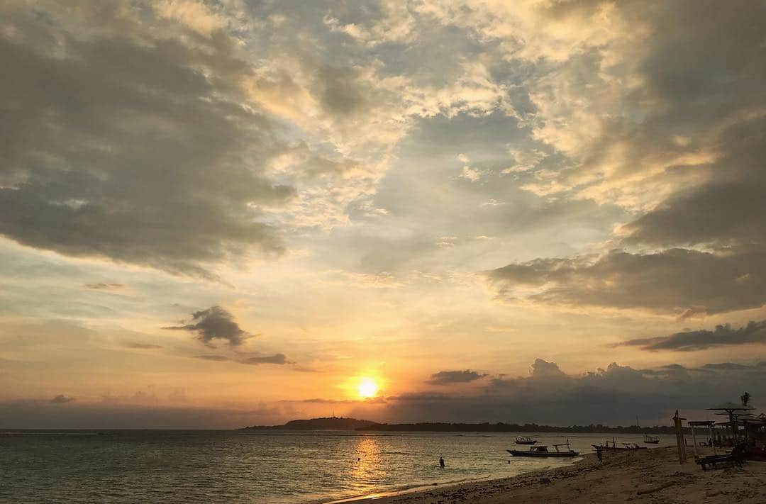 上本昌代さんのインスタグラム写真 - (上本昌代Instagram)「丸一日オフの日は泳いで飲んで夕日を見る🧜🏻‍♀️こんな贅沢にビール一本しかお金がかかってないなんて😎When I have a day off, I usually swim and drink  and see the sunset. But the cost is only one beer!! #dayoff #休日 #素潜り専門 #お陰で背中真っ黒 #ウミガメ #亀 #turtle #nature #sunburn #ocean #snorkel #sunset #priceless #swimming #海大好き #明日からまた頑張る」5月3日 18時34分 - masayomai