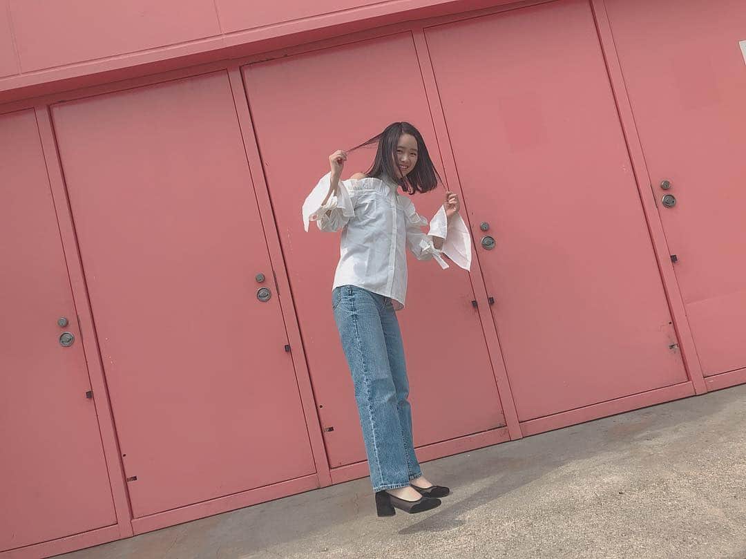 真下華穂さんのインスタグラム写真 - (真下華穂Instagram)「インテックス大阪❕ あくしゅかいありがとうございました💕 壁が映えでした。 きょうは大人めな感じのコーデです🤭 #大阪 #しゃきーん #✨ #浮いてる #？ #浮いてない #よ #Osaka #followme #デニムコーデ #ootd」5月3日 18時45分 - k.a.h.o.kahochan