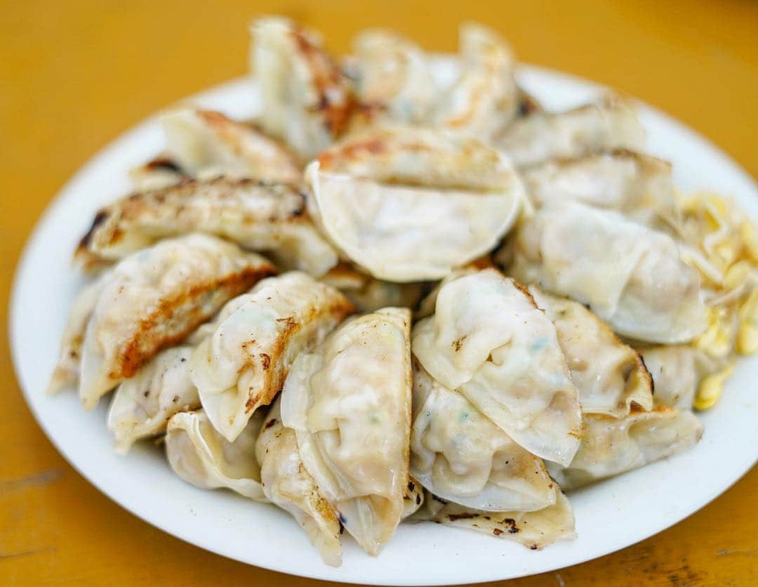 ロシアン佐藤のインスタグラム：「静岡県から 浜松餃子５０個！！ サクッとかる～い浜松餃子！ お野菜たっぷりなので、重くなることもなくヘルシーです！ ヘルシーだけど、ビールがとめどなく進んでしまうよねぇ〜😂♥♥ 圧巻の５０個、どう盛り付けていただけるのかと思ったら、もうケーキみたいだった。 VIVA餃子ケーキ。 大食いラリーのポイントは２ポイント！  #よみうりランド  #ロシアン佐藤 #食フェス #おなかがすいたらモンスター  #全国ご当地肉グルメ祭」
