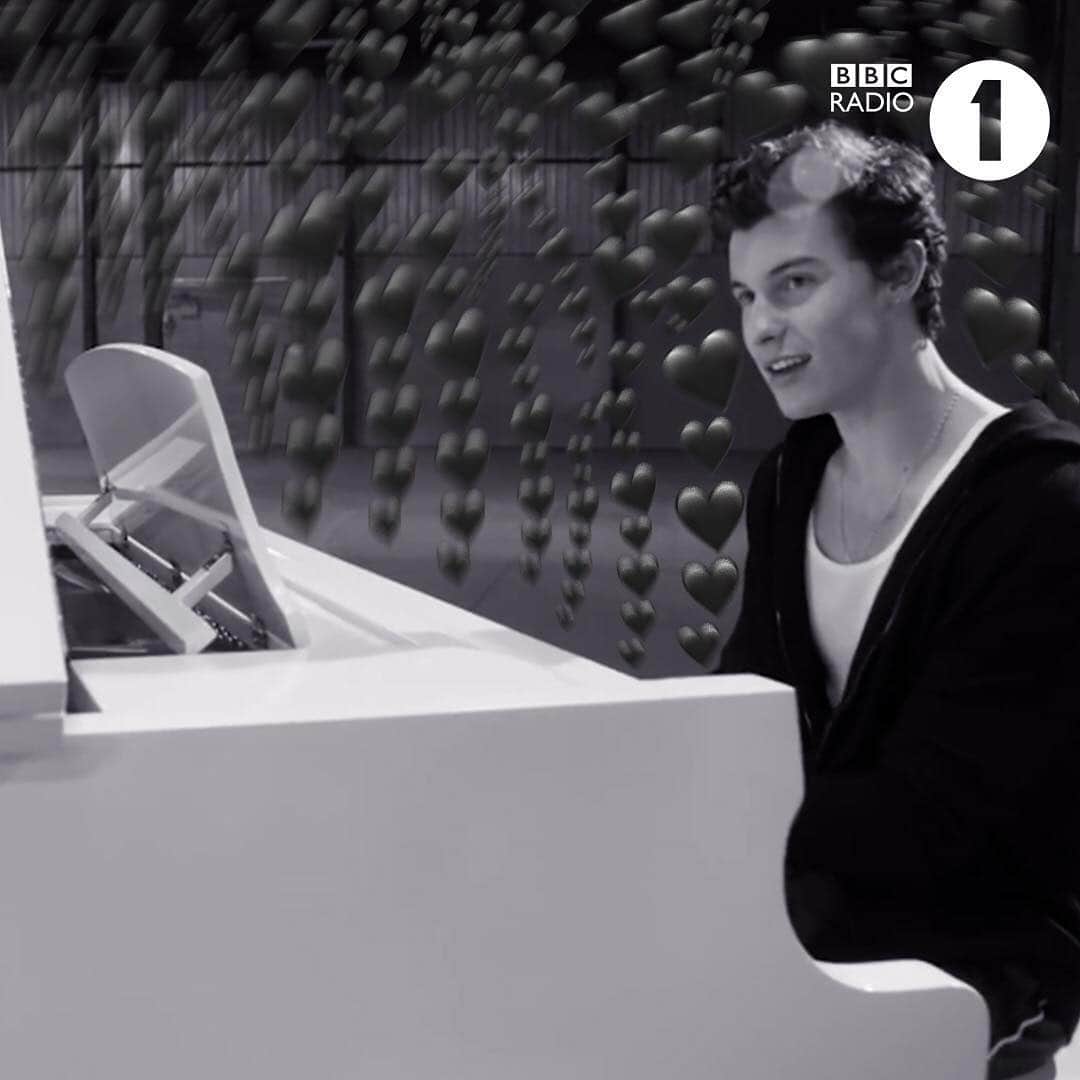 BBC Radioさんのインスタグラム写真 - (BBC RadioInstagram)「Can every Friday morning start with @shawnmendes playing a piano please? Thank you.」5月3日 18時40分 - bbcradio1