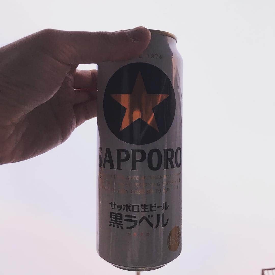 THE BAWDIESさんのインスタグラム写真 - (THE BAWDIESInstagram)「外で焼肉。ビールは、黒ラベル→クラシックラガー→ハートランド。 気持ちいい天気だなあ！ 明日は、JAPAN JAM朝イチです。 ぜひぜひ一緒に令和一発目を楽しみましょうね。 jim #bawdies #黒ラベル #クラシックラガー #ハートランド #japanjam #re.i.wa」5月3日 18時41分 - thebawdies