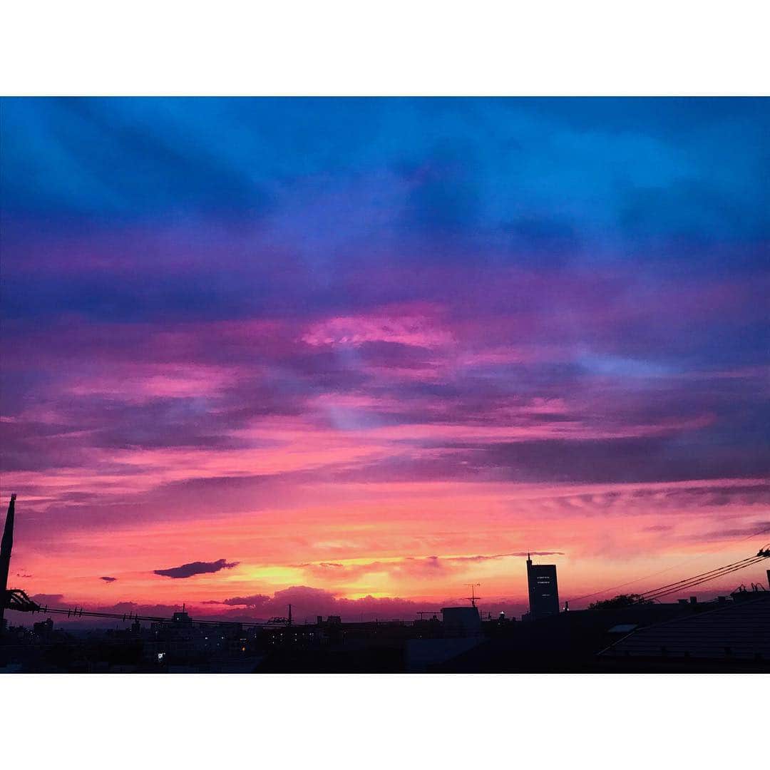 文音さんのインスタグラム写真 - (文音Instagram)「#令和 時代は音も無く変わり 気付けばすっかり夏への空。 平成最後の何週間は 倒れるまで駆け抜けた。 此処に悔いなし。 . さぁどんな時代になるかな？ じゃなくて どんな時代にしたいかだ。 . いつも通りいつも通り 変わらずに愛を持って。 #skyisthelimit #tokyo#sunset」5月3日 18時47分 - ayanestagram_official