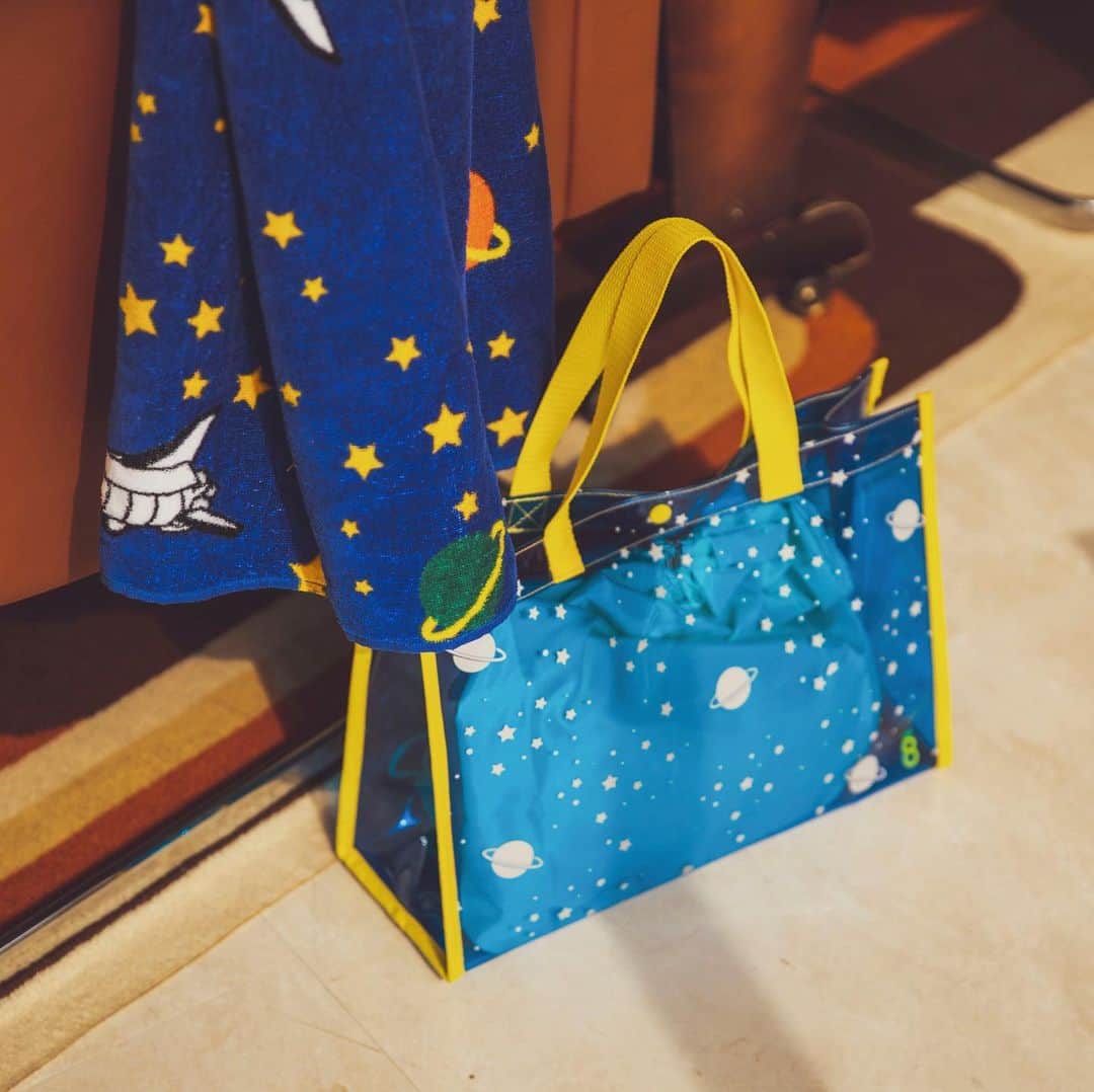 green label relaxingさんのインスタグラム写真 - (green label relaxingInstagram)「【PHOTOGENIC SWIM ITEMS】 for Kids  きらきらのオーロラカラーとレインボーにお花のモチーフが女の子心をくすぐるスイムバッグや、コスミック、フラミンゴ柄など、持つだけで気分が上がる柄バッグをご用意！  大きめサイズで水着、タオルがすっぽり入りプールやビーチのお出かけに最適です。  pic1 ¥2,900+tax 3832-699-0786  pic2 ¥3,200+tax 3832-699-0787  pic3,pic4 ¥2,500+tax 3832-699-0788  他にもかわいいスイムアイテムをご用意しております！ 以下のURLまたは、ストーリーアーカイブから是非ご覧ください。 http://special.green-label-relaxing.jp/201904k_swim/  #unitedarrows #greenlabelrelaxing #swimwear #swimitems #photogenic #forkids #ユナイテッドアローズ #グリーンレーベルリラクシング  #スイムウェア #スイムアイテム #プールバッグ #夏のお出かけ #プールの授業 #オーロラバッグ」5月3日 19時02分 - ua_greenlabel