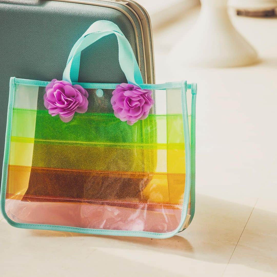 green label relaxingさんのインスタグラム写真 - (green label relaxingInstagram)「【PHOTOGENIC SWIM ITEMS】 for Kids  きらきらのオーロラカラーとレインボーにお花のモチーフが女の子心をくすぐるスイムバッグや、コスミック、フラミンゴ柄など、持つだけで気分が上がる柄バッグをご用意！  大きめサイズで水着、タオルがすっぽり入りプールやビーチのお出かけに最適です。  pic1 ¥2,900+tax 3832-699-0786  pic2 ¥3,200+tax 3832-699-0787  pic3,pic4 ¥2,500+tax 3832-699-0788  他にもかわいいスイムアイテムをご用意しております！ 以下のURLまたは、ストーリーアーカイブから是非ご覧ください。 http://special.green-label-relaxing.jp/201904k_swim/  #unitedarrows #greenlabelrelaxing #swimwear #swimitems #photogenic #forkids #ユナイテッドアローズ #グリーンレーベルリラクシング  #スイムウェア #スイムアイテム #プールバッグ #夏のお出かけ #プールの授業 #オーロラバッグ」5月3日 19時02分 - ua_greenlabel
