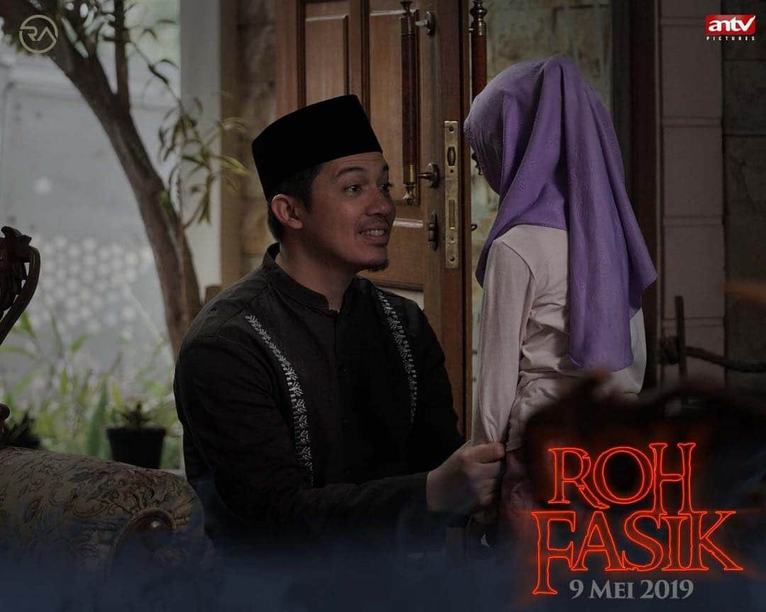 Raffi Ahmadさんのインスタグラム写真 - (Raffi AhmadInstagram)「Ustad Hasan selalu mengingatkan AMIRA agar jangan lupa sholat dan mengaji ya😇 • Saksikan Film ROH FASIK  TAYANG 9 Mei 2019!! • @iam.evansanders @irwansyah_15  @denirawiraguna  @raffinagita1717 @messigusti_  @vollandvolt_ @zaskiasungkar15  @kanayagleadys15 @fedlyegi  @abicancer  @ratuidolaa @ubay_fox @rapictures.id @antv_official . . . #ROHFASIK #ROH #FILMROHFASIK #RAPICTURES」5月3日 19時02分 - raffinagita1717