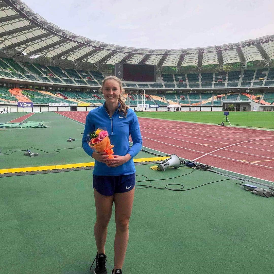 ライリー・デイのインスタグラム：「Windy conditions today but got the win in the 200 🥴🤪」