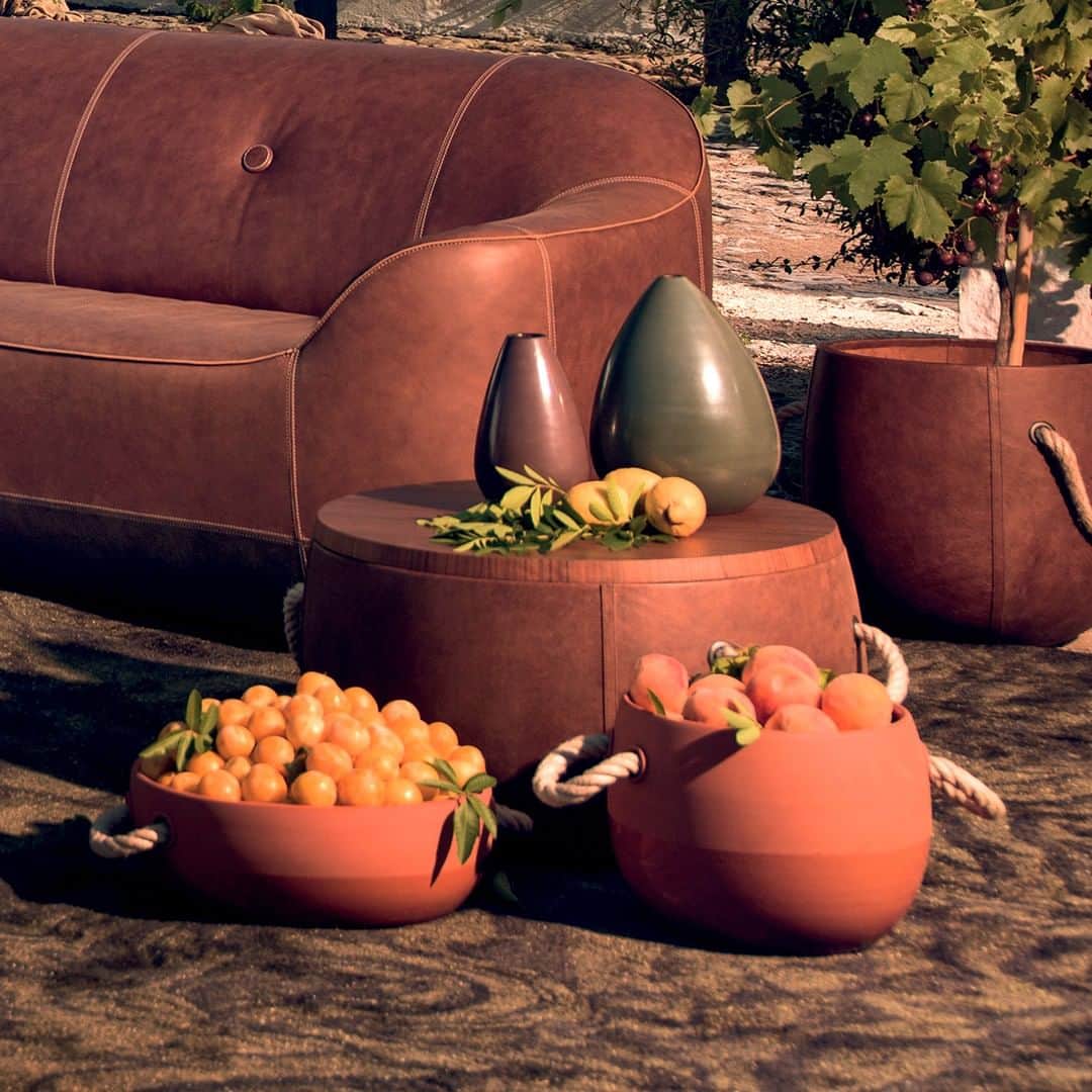 Natuzzi Officialさんのインスタグラム写真 - (Natuzzi OfficialInstagram)「Discover how our Silo vases and pouf table from the Agronomist collection by @marcelwanders feature the warm colors of our fertile Apulian land.  #Natuzzi #NatuzziItalia #comfort #elegance #design #lifestyle #style #fashion #furniture #homefurniture #puglia #apulia #madeinitaly #living #interiordesign #decor #homedesign #inspiration #instadesign #italianstyle #homedecor」5月3日 19時00分 - natuzzi