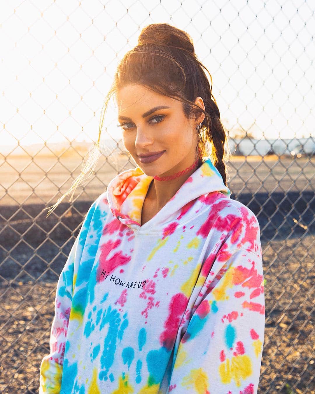 Hannah Stockingのインスタグラム：「STOP SCROLLING!!!! I’m launching this hoodie today at 1:00pm PST ⚡️😻 the last hoodie sold out QUICK so... make sure to set your alarms!!! See you soon 😈」