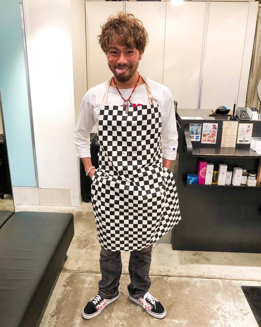 浅野宏明さんのインスタグラム写真 - (浅野宏明Instagram)「あっ、浅野  エプロン始めました👨🏽‍🍳 春のイメチェンでカラーやブリーチが凄くて凄くて、、、 フロアでカラーぶん投げてるので エプロン男子してます☝️😜 #ビッグボーイのキャラクターじゃないよ #bigboy#ビッグボーイ #エプロン男子#シェフ#cafe#美容師#エプロン#checkerboard #vans#テヘペロ #てへぺろ」5月3日 19時00分 - hiro_vaice