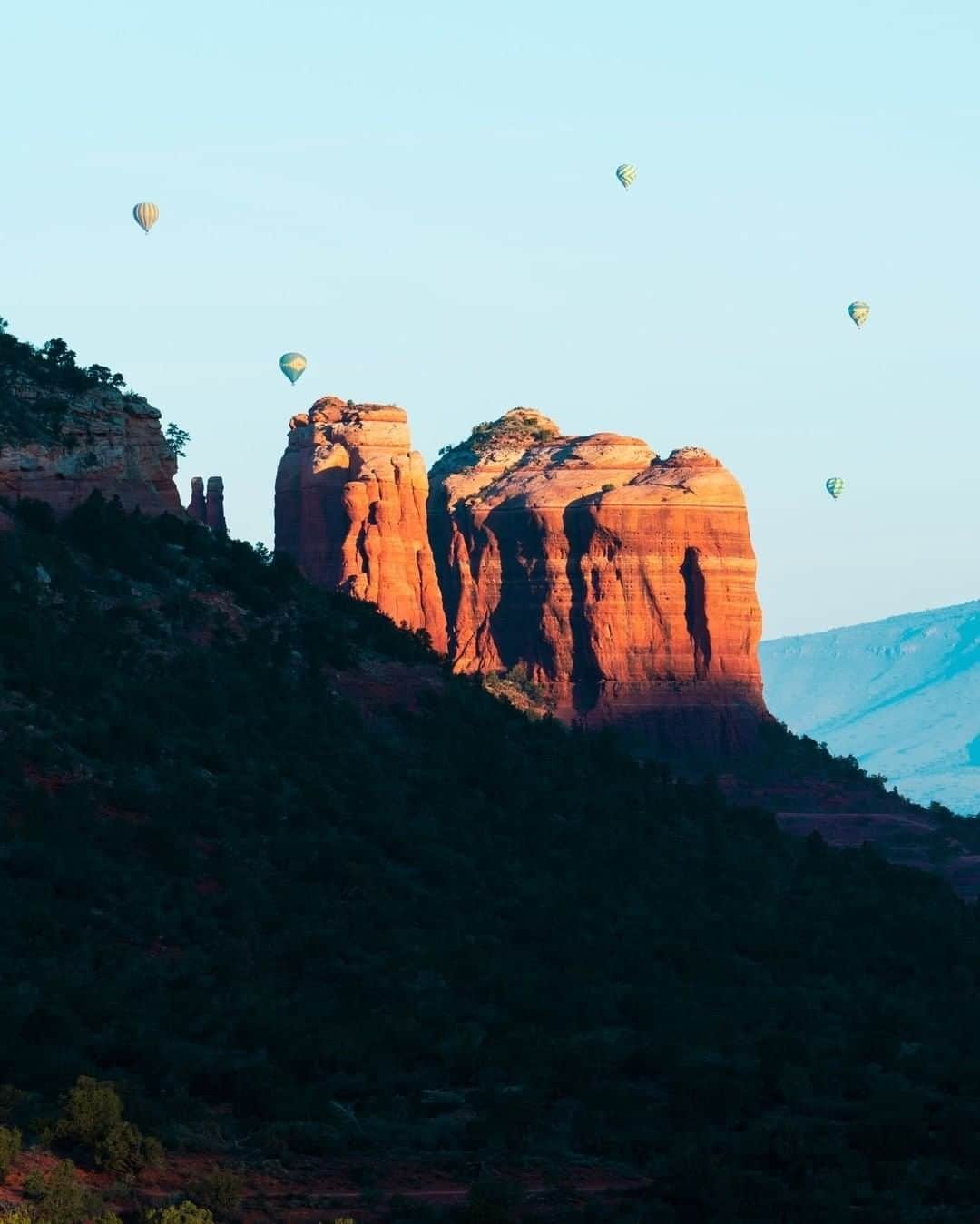 REIさんのインスタグラム写真 - (REIInstagram)「"Moments like these are why you get up at sunrise. It was amazing to see these balloons just drift into my frame!⁣" // @robdawgphotog in Sedona, #Arizona. #OptOutside」5月3日 19時01分 - rei