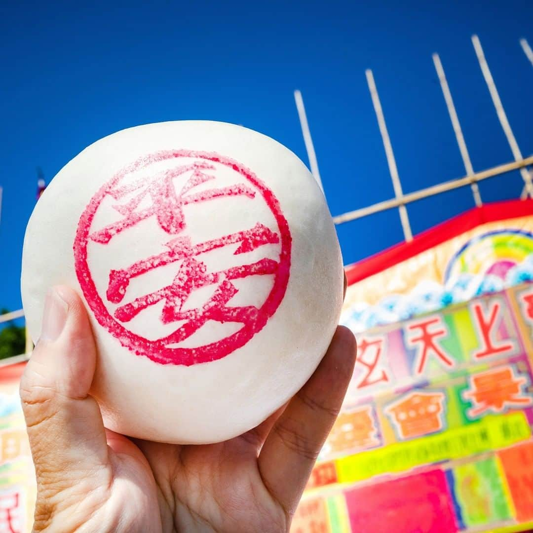 Discover Hong Kongさんのインスタグラム写真 - (Discover Hong KongInstagram)「The Cheung Chau Bun Festival is coming! Watch competitors scramble for the King and Queen of the Buns titles at the spectacular Bun Scrambling Competition, on the night of 12 May. 長洲太平清醮快要舉行囉！5月12日，大家要到現場觀賞精采的「搶包山」比賽，見證男、女子組冠軍誕生！ 5月12日は長洲島饅頭祭りのハイライト、饅頭棟を登って繰り広げられる饅頭争奪選が開催されます！島全体が多盛り上がり！ #DiscoverHongKong」5月3日 19時01分 - discoverhongkong