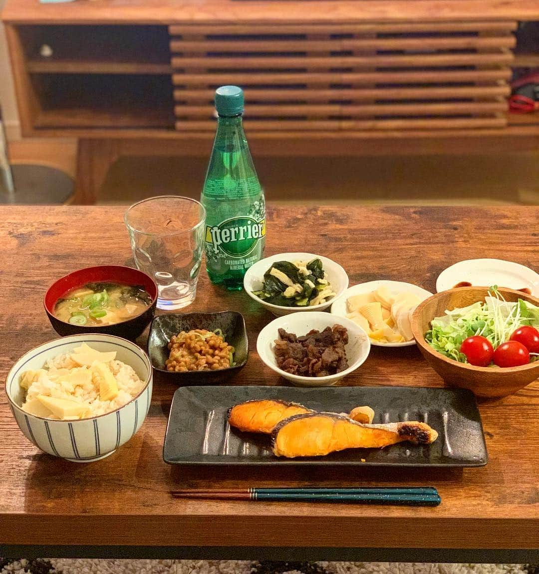 永井建成さんのインスタグラム写真 - (永井建成Instagram)「#永井キッチン🍴  #建成食堂 #夜ごはん #和食 #筍ご飯 #鮭 #牛しぐれ煮  #小松菜とおあげのたいたん  #納豆 #たけのこのさしみ  #サラダ」5月3日 19時07分 - tatsu7729