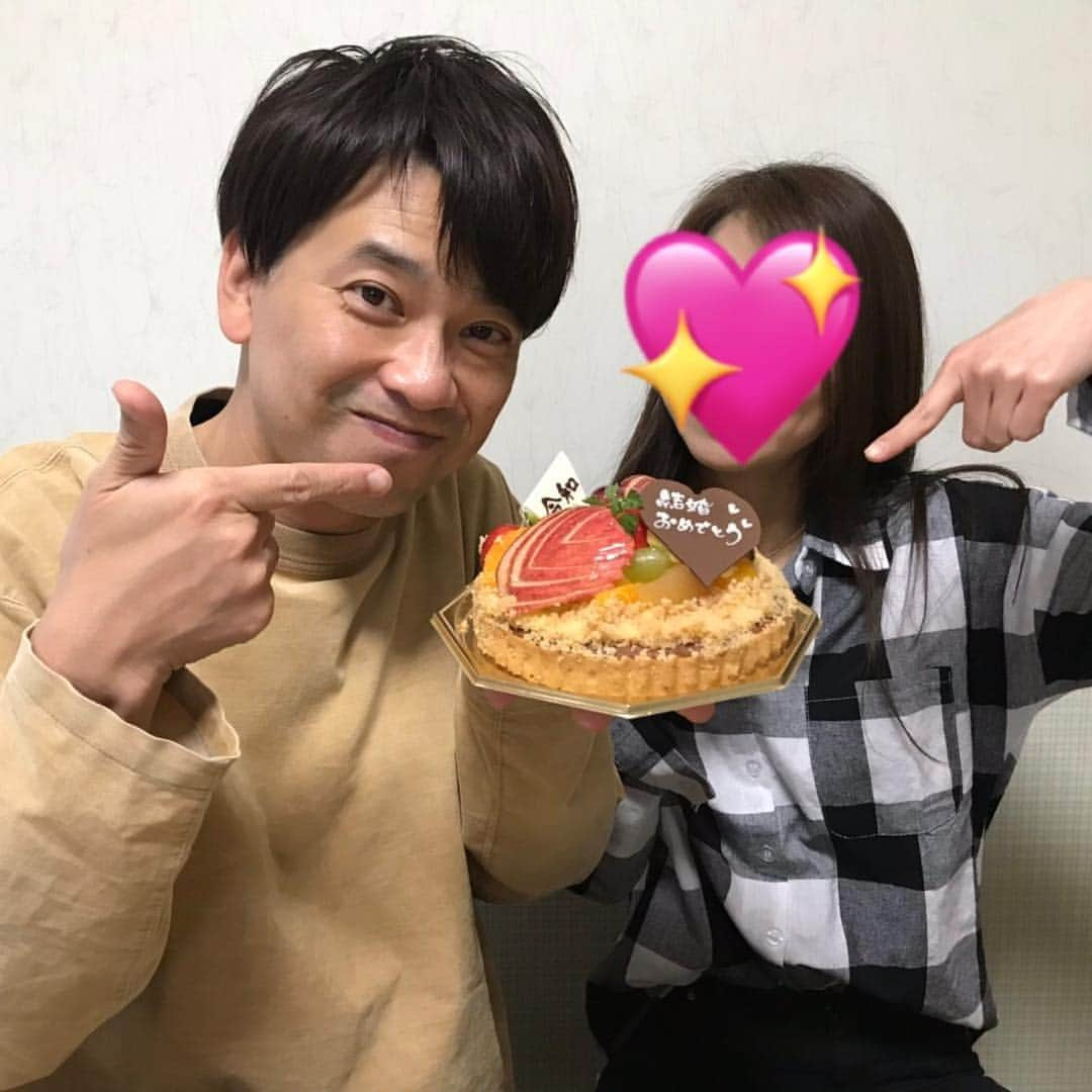 原田良也さんのインスタグラム写真 - (原田良也Instagram)「【結婚のご報告】 本日、e-radio 「radio max」番組内で発表させていただきましたが、  私、ファミリーレストラン・ハラダは令和元年5月1日にかねてよりお付き合いしていた方と入籍いたしました。 相手の女性とは滋賀県で出会って1年ほど生活を共にしてきました。 約8年前に「滋賀県住みます芸人」になって 「人並みの幸せ」を諦めかけていた僕が 滋賀県の皆様の応援や支えのおかげで 普通免許取得、ちょっと広めの家に引っ越し、マイカーの購入などささやかな夢を叶えることができ、しかも結婚相手まで見つけることが出来ました！ 本当にいくら感謝してもしきれません！ これからは夫婦ふたりで支え合い共に生きていきたいと思います。 まだまだ未熟者ではございますが 滋賀県の皆様に恩返しもしていけるように日々精進致します。 これからのファミリーレストランもよろしくお願い致します。  令和元年5月3日  ファミリーレストラン・ハラダ」5月3日 19時09分 - irasshassee