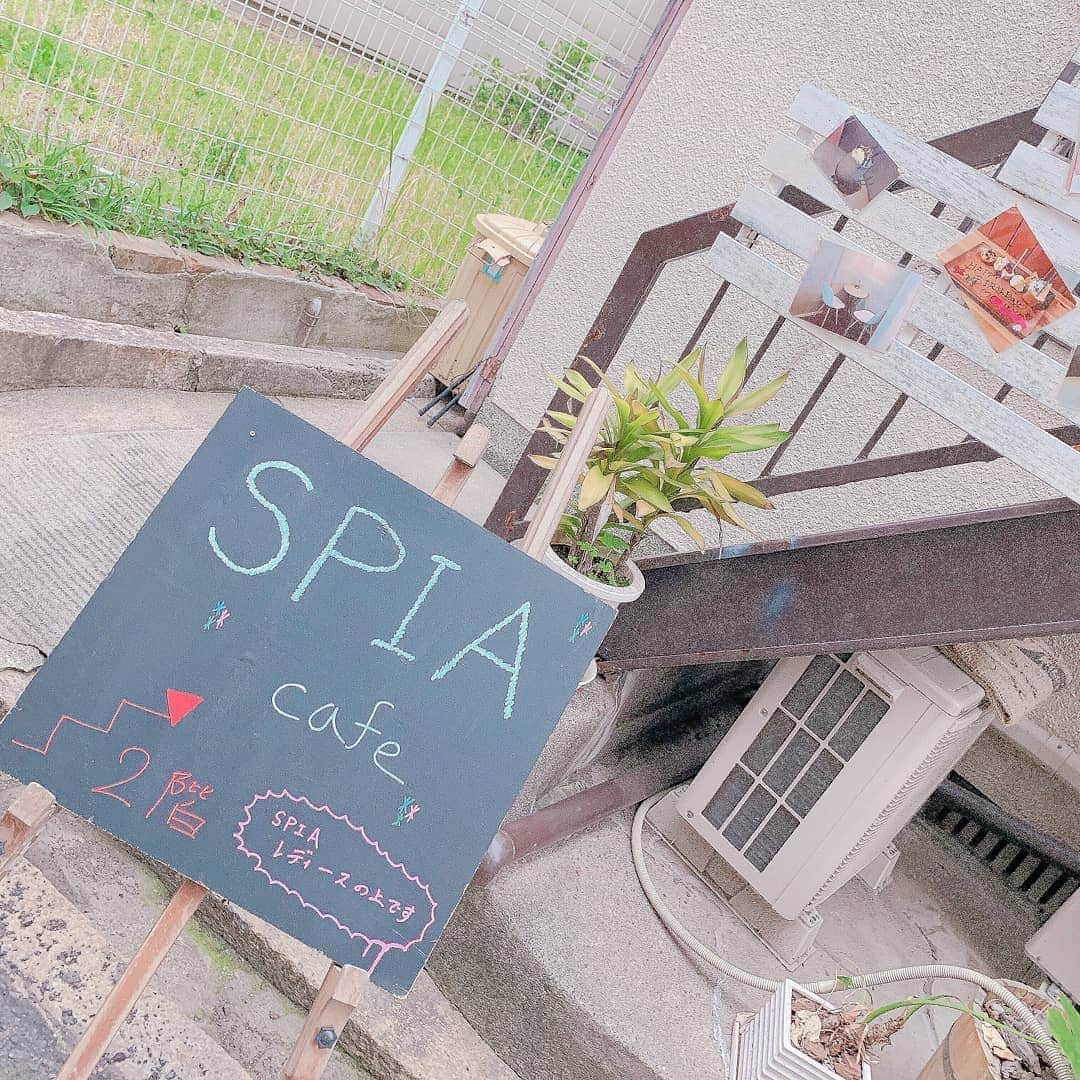 fasme.mediaさんのインスタグラム写真 - (fasme.mediaInstagram)「《SPIA CAFE》 . 大阪のおしゃれ人気タウン、中崎町にある話題の「SPIA CAFE(スピアカフェ)」は、古着屋さんの2Fにひっそりと佇む隠れ家カフェ。 こちらでいただける黒ごまラテが大人気なんです♡ フォトジェニックなドリンクと、コンクリートのおしゃれな壁のコントラストがとってもおしゃれで可愛い♪  抹茶ラテも淡い緑が可愛くて美味しいですよ〜！ 落ち着く空間で、フォトジェニックなカフェタイムを楽しんでみてはいかがでしょうか？？ . 【店舗情報】 . ●住所● 大阪府大阪市北区中崎西3-2-4 2F . ●営業時間● 14:00~18:00 火曜定休 . @spia_cafe . #cafe#カフェ巡り#カフェ好き#おしゃれカフェ#カフェ好きさんと繋がりたい#cafestagram#スイーツ巡り#カフェ活#カフェさんぽ#wp_delicious_jp#카페#카페스타그램#fasme#中崎町カフェ#隠れ家カフェ#大阪カフェ#大阪巡り#フォトジェニック#黒ごまラテ#古着#古着やさん#おしゃれタウン#oosaka#大阪旅#大阪旅行#spiacafe#モノトーン女子#カフェスタグラム#スピアカフェ#中崎町」5月3日 19時10分 - fasme.media