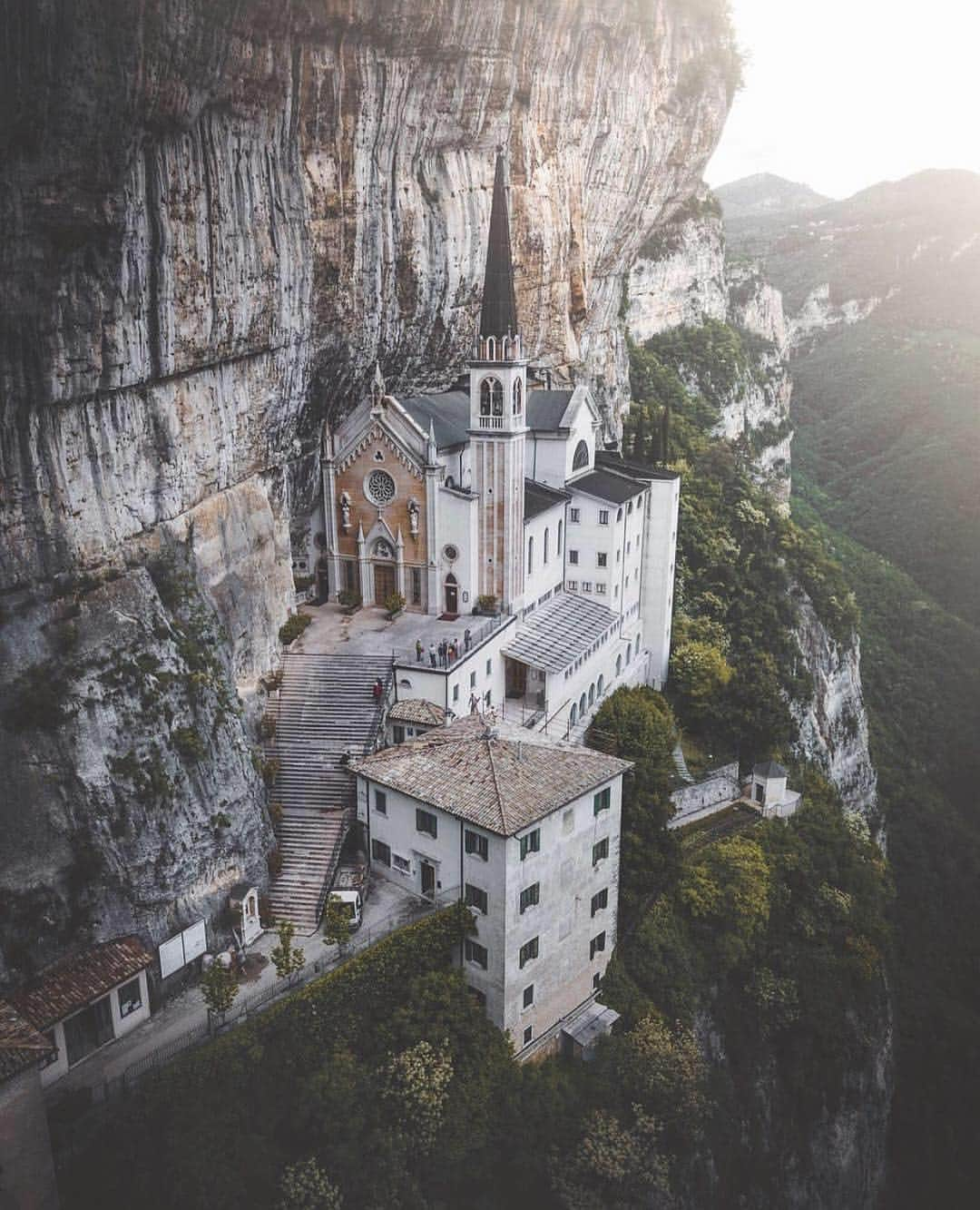 Awesome Wonderful Natureさんのインスタグラム写真 - (Awesome Wonderful NatureInstagram)「Madonna della Corona, Italy Photo by @moners  #fantastic_earth」5月3日 19時13分 - fantastic_earth