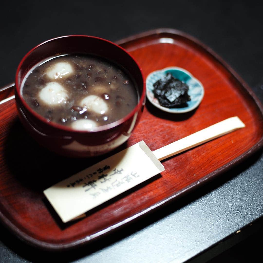木本泉さんのインスタグラム写真 - (木本泉Instagram)「-﻿ 妹のお友達が京都へ！﻿ ﻿ 夕方にお茶に合流🍧﻿ 中村軒、かき氷が始まりました😆﻿ 季節限定のいちごは、絶対です🍓﻿ ﻿ 冬の安倍川餅が終わっていたので、お汁粉も🍡﻿ 中村軒に来たら、お餅を食べないと気がすまない笑。﻿ ﻿ なおちゃんとちほこちゃんと久々にお喋り✨﻿ ﻿ "カープ女子"﻿ 広島カープファンの中で知らない人はいないくらい有名らしいです！！！﻿ ちほこちゃんのバッグ、スマホケースはカープグッズ⚾️﻿ すごい、すごい！﻿ 興味津々で色々聞いて楽しかった💓﻿ ﻿ #京都#甘味処#中村軒#友達#かき氷#お汁粉#カープ女子」5月3日 19時14分 - izumikimoto
