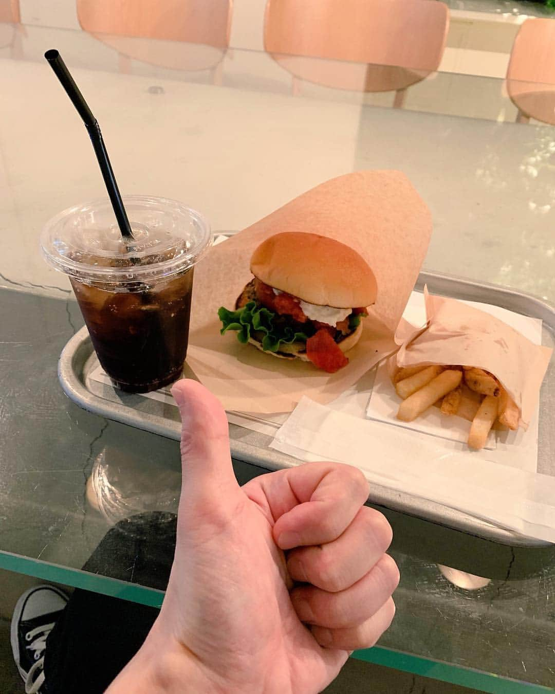 氏原ワタルさんのインスタグラム写真 - (氏原ワタルInstagram)「‪南青山3rd burger にてTVディナー的な。この後三茶でブラワタル（飲み歩き）‬ ‪5.12吉祥寺で懐かしふれ合い弾き語り！詳しくはhttps://www.waterloo-net.com/live/‬ ‪#DOES #懐い #曲 #やります ‬」5月3日 19時17分 - wataru_ujihara