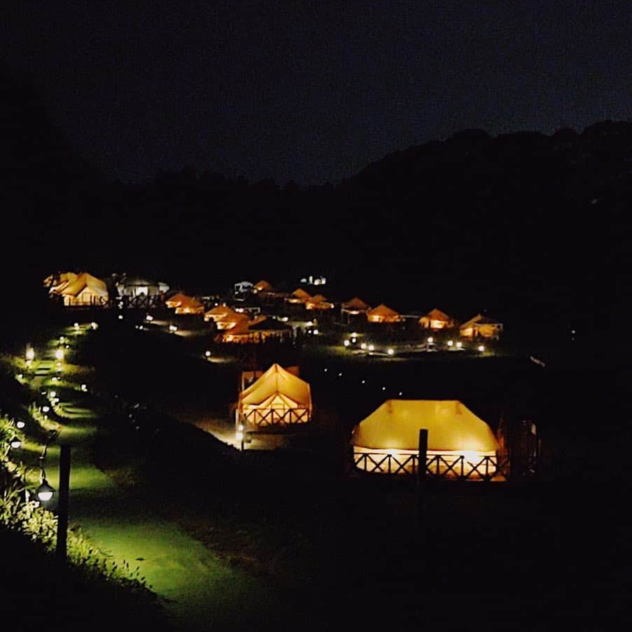 LeTRONC ルトロンさんのインスタグラム写真 - (LeTRONC ルトロンInstagram)「【THE FARM】 . アウトドア・イノベーションサミットで3年連続アワード受賞で殿堂入りした農園リゾート「THE FARM（ザ　ファーム）」をご紹介💁‍♀️✨ 鳥のさえずりを聞きながら、フレッシュな風に包まれとても気持ちがいい空間🌳🕊 大自然の中、おしゃれなグランピングテントやコテージで過ごすことで都会の喧騒から離れて疲れを癒せる空間となります😌✨皆さんもぜひ行ってみてくださいね🦋 . \ 一緒にルトロンInstagramを盛り上げませんか？🙋‍♀️ / #ルトロン で素敵なおでかけ体験をシェアしてくれる方を大募集しています♪投稿内容は、Instagramで紹介させていただきます☺️ . #グランピング #グランピングキャンプ #千葉グランピング #グランピング女子 #キャンプ #インスタ映え #アウトドア #カフェ #女子会 #bbq #camp #フォトジェニック #glamping #camping #ママ会 #BBQ #ハンモック #バーベキュー #おしゃれパーティー #ゆるキャン #キャンプ日和 #ザファーム #自然 #自然が好き #自然派 #大自然 #おしゃれ #旅行 #家族旅行」5月3日 19時22分 - letronc.m