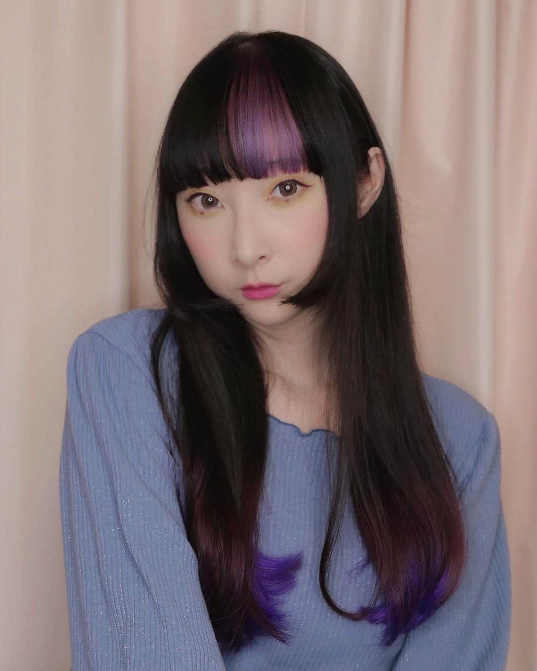 RinRinさんのインスタグラム写真 - (RinRinInstagram)「ニューヘア💇🏻‍♀️ @number76_gomi @hair_salon_nalu いつもありがとう〜😘💕 今回7cmぐらいも切って、なんか軽くなってる気持ち✨ @number76_gomi もパステルハートも作ってくれた😂😂 そして新しい超音波トリートメントも試して見た♪ リンクの「ウル弾」トリートメントです⭐️保湿と弾力を守ってくれるそうで、サラサラな髪になった♪ 長くキープしてくれる、持ち帰りホームトリートメントもいただいた〜♪ 帰り道また @nalustyle.76cafe のチキンを食べてきた〜幸せ〜🤤 @hair_salon_nalu いつもステキなオフ日ありがとう〜😩💕 New hairs 💇🏻‍♀️ by @number76_gomi @hair_salon_nalu 😘💕 feeling light after cutting off about 7cm~ and @number76_gomi made a little pastel heart from them 😂😂❤️ I also tried their new ultrasonic treatment menu, the “URUDAN” where it helps with both moisture retention and repair of your hair strands.  They also give you a home treatment to continue maintaining your beautiful silky hair✨of course I had to stop by @nalustyle.76cafe for dinner 🤤 perfectly cooked chicken with rice 🤤 thank you @hair_salon_nalu for always giving me a lovely pampering day off😘💕 . . *Hair maintenance and food sponsored by @hair_salon_nalu @nalustyle.76cafe . *髪のメンテナンスとディナーは @hair_salon_nalu @nalustyle.76cafe より提供されました . . #rinrindoll #rinrinhair #hairsalonnalu #number76 #nalucafe #tokyohairsalon #japanhairsalon #omotesandohairsalon #japanesehairsalon #東京ヘアサロン #表参道ヘアサロン #ヘアサロンナルー #ナルーカフェ #パープルヘア #purplehair #ultrasonictreatment #超音波トリートメント」5月3日 19時44分 - rinrindoll