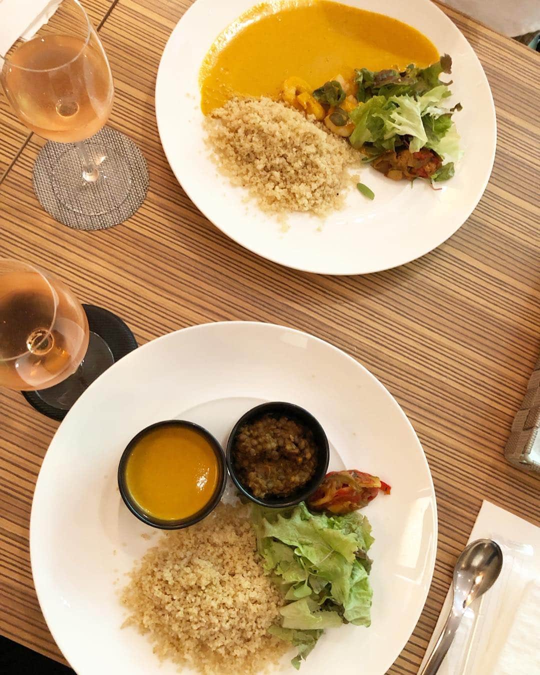 小谷津友里さんのインスタグラム写真 - (小谷津友里Instagram)「原宿のフレンチレストラン @keisukematsushimatokyo  でランチ♪ 世界的シェフ松嶋啓介氏のレストラン👨‍🍳 フランス ニース🇫🇷に本店を構え、 ニースを時差なく感じられる お店です✨ * * 通常のダイニングの営業に加えて 毎週金曜は カレーのカフェもオープンするよ🍛🇫🇷 塩なしカレー🍛 ココナッツカレー&ダールカレー 食材のうまみを引き出す調理法で、 とても優しい味♪ 余計な味付けもなく、健康的です‪⸜(*ˊᵕˋ* )⸝‬ 特にココナッツカレーの自然な甘みが好みでした♡ フランスらしくロゼワインとあわせて頂きました🍷 美味しかった～！ * * 原宿の明治通り沿い、 東郷神社の横 原宿警察署裏で 原宿の中心部にあるにもかかわらず、この大自然🌲 森に囲まれていて最高のロケーションです^_^💓 もう半袖でちょうどいい温かさね😍 * #keisukematsushima  #原宿ランチ#原宿レストラン#カレー#塩なし#harajuku #restaurant #curry #ヘルシーメニュー #ビーガン#松嶋啓介#france#ニース#ミシュラン#フレンチ#nice#原宿カフェ#cafe#マドレーヌ#自然#健康的な食事 #健康#ダイエット #キヌア #こやゆりフード#カフェ巡り#cafestagram」5月3日 19時28分 - yurikoyatsu