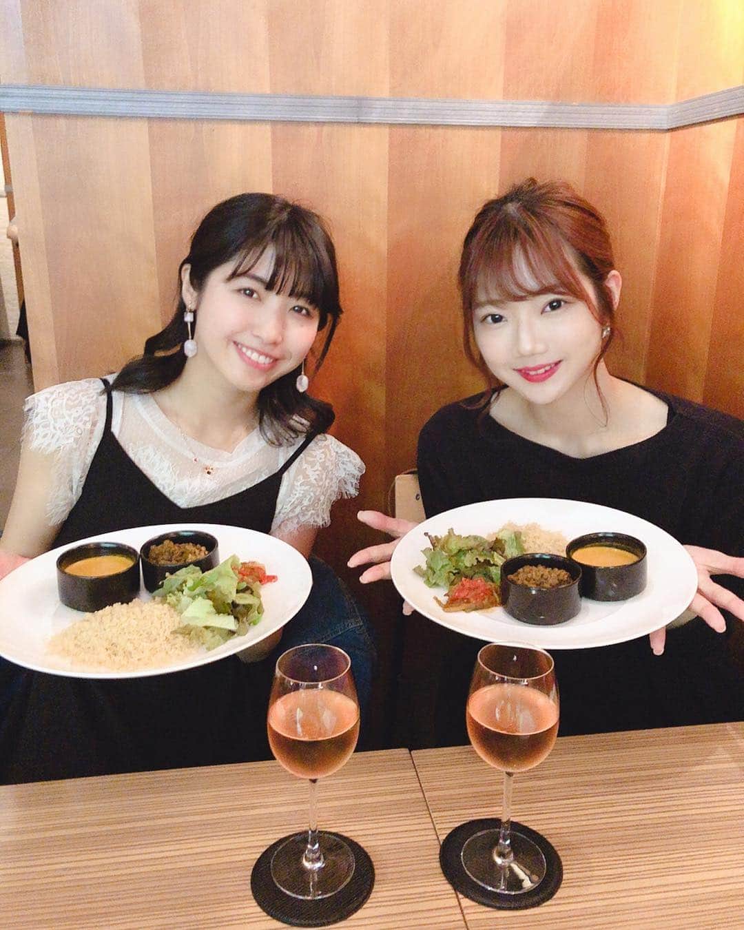 小谷津友里さんのインスタグラム写真 - (小谷津友里Instagram)「原宿のフレンチレストラン @keisukematsushimatokyo  でランチ♪ 世界的シェフ松嶋啓介氏のレストラン👨‍🍳 フランス ニース🇫🇷に本店を構え、 ニースを時差なく感じられる お店です✨ * * 通常のダイニングの営業に加えて 毎週金曜は カレーのカフェもオープンするよ🍛🇫🇷 塩なしカレー🍛 ココナッツカレー&ダールカレー 食材のうまみを引き出す調理法で、 とても優しい味♪ 余計な味付けもなく、健康的です‪⸜(*ˊᵕˋ* )⸝‬ 特にココナッツカレーの自然な甘みが好みでした♡ フランスらしくロゼワインとあわせて頂きました🍷 美味しかった～！ * * 原宿の明治通り沿い、 東郷神社の横 原宿警察署裏で 原宿の中心部にあるにもかかわらず、この大自然🌲 森に囲まれていて最高のロケーションです^_^💓 もう半袖でちょうどいい温かさね😍 * #keisukematsushima  #原宿ランチ#原宿レストラン#カレー#塩なし#harajuku #restaurant #curry #ヘルシーメニュー #ビーガン#松嶋啓介#france#ニース#ミシュラン#フレンチ#nice#原宿カフェ#cafe#マドレーヌ#自然#健康的な食事 #健康#ダイエット #キヌア #こやゆりフード#カフェ巡り#cafestagram」5月3日 19時28分 - yurikoyatsu