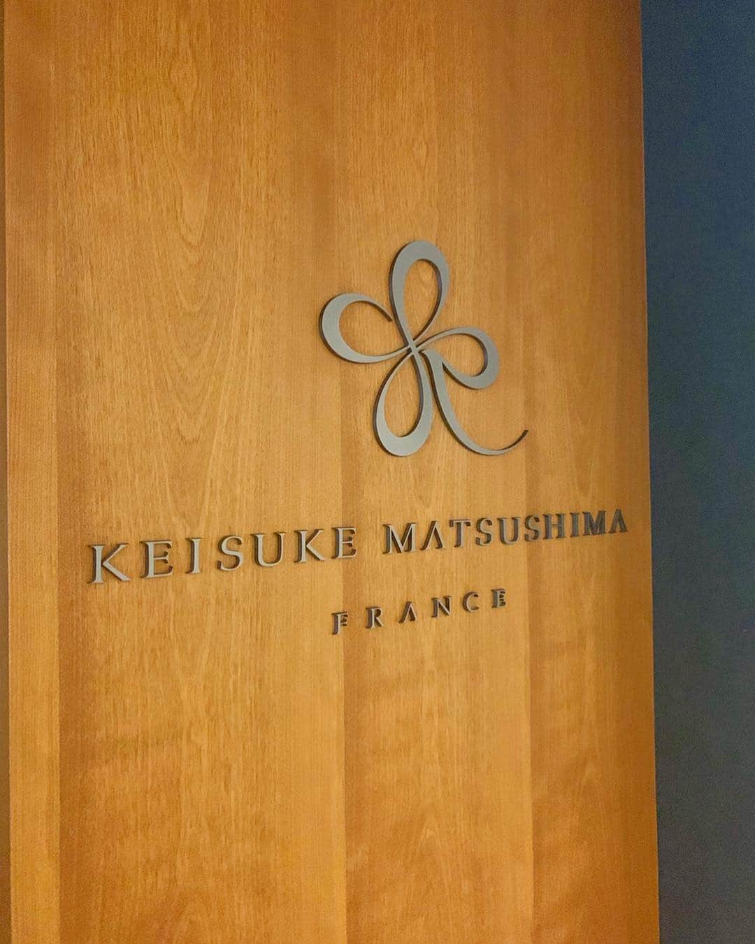 小谷津友里さんのインスタグラム写真 - (小谷津友里Instagram)「原宿のフレンチレストラン @keisukematsushimatokyo  でランチ♪ 世界的シェフ松嶋啓介氏のレストラン👨‍🍳 フランス ニース🇫🇷に本店を構え、 ニースを時差なく感じられる お店です✨ * * 通常のダイニングの営業に加えて 毎週金曜は カレーのカフェもオープンするよ🍛🇫🇷 塩なしカレー🍛 ココナッツカレー&ダールカレー 食材のうまみを引き出す調理法で、 とても優しい味♪ 余計な味付けもなく、健康的です‪⸜(*ˊᵕˋ* )⸝‬ 特にココナッツカレーの自然な甘みが好みでした♡ フランスらしくロゼワインとあわせて頂きました🍷 美味しかった～！ * * 原宿の明治通り沿い、 東郷神社の横 原宿警察署裏で 原宿の中心部にあるにもかかわらず、この大自然🌲 森に囲まれていて最高のロケーションです^_^💓 もう半袖でちょうどいい温かさね😍 * #keisukematsushima  #原宿ランチ#原宿レストラン#カレー#塩なし#harajuku #restaurant #curry #ヘルシーメニュー #ビーガン#松嶋啓介#france#ニース#ミシュラン#フレンチ#nice#原宿カフェ#cafe#マドレーヌ#自然#健康的な食事 #健康#ダイエット #キヌア #こやゆりフード#カフェ巡り#cafestagram」5月3日 19時28分 - yurikoyatsu