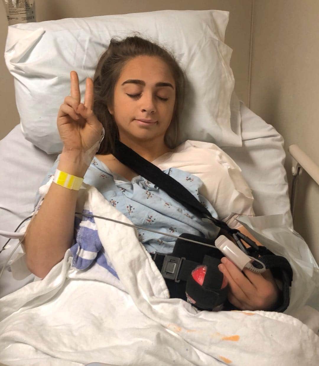 ペイトン・アーンストのインスタグラム：「But are we even surprised lol?  #Surgery10‪ (left shoulder)‬」