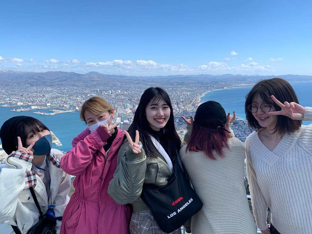 アップアップガールズ (仮)のインスタグラム：「函館上陸！！！ #アプガ函館イカすツアー #アプガ100万ドルバスツアー ＃函館山 #函館 #バスツアー #アプガ #uugirl #イカ #いか #烏賊 #squid #写真は合成ではありません」