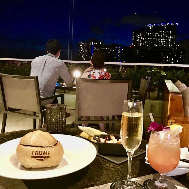 Trump Waikikiさんのインスタグラム写真 - (Trump WaikikiInstagram)「Enjoy a delicious seafood dinner with cocktails at Wai‘olu Ocean Cuisine. #newenglandclamchowderinsourdoughbowl #shrimpscampi  #trumpwaikiki #waioluoceancuisine #seafoodrestaurantwaikiki #seafoodrestauranthonolulu #seafood#sushi #sushibarwaikiki#sushibarhonolulu #lethawaiihappen #visitoahu 📷 @sayaruby26  ワイオル・オーシャン・キュイジーヌで数々のシーフードとカクテルをお楽しみください。 #ワイオルオーシャンキュイジーヌ #トランプワイキキ #シーフード #ハワイアンカクテル #シーフードディナー 📷@sayaruby26」4月19日 12時05分 - trumpwaikiki